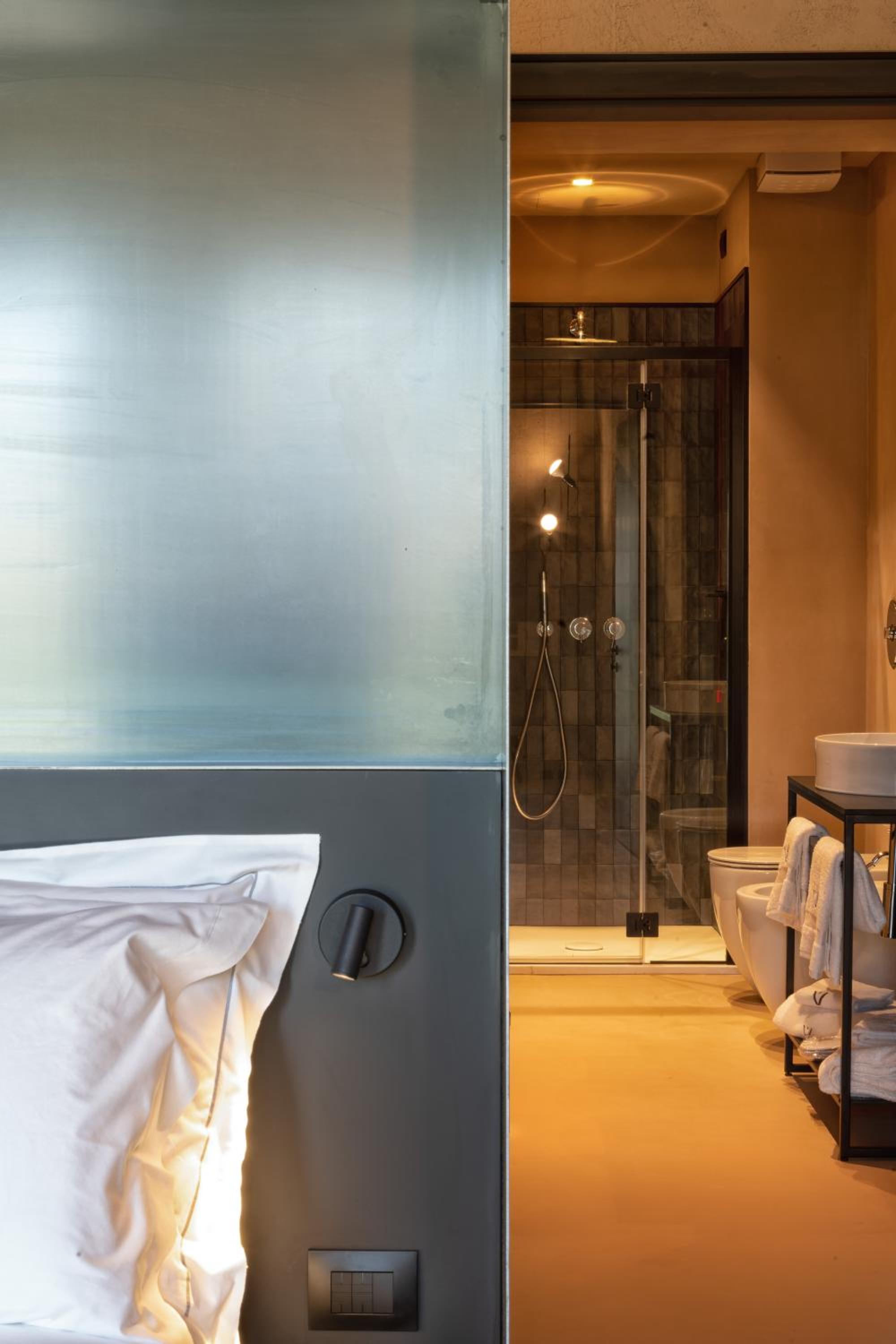 Suite - Photo 12