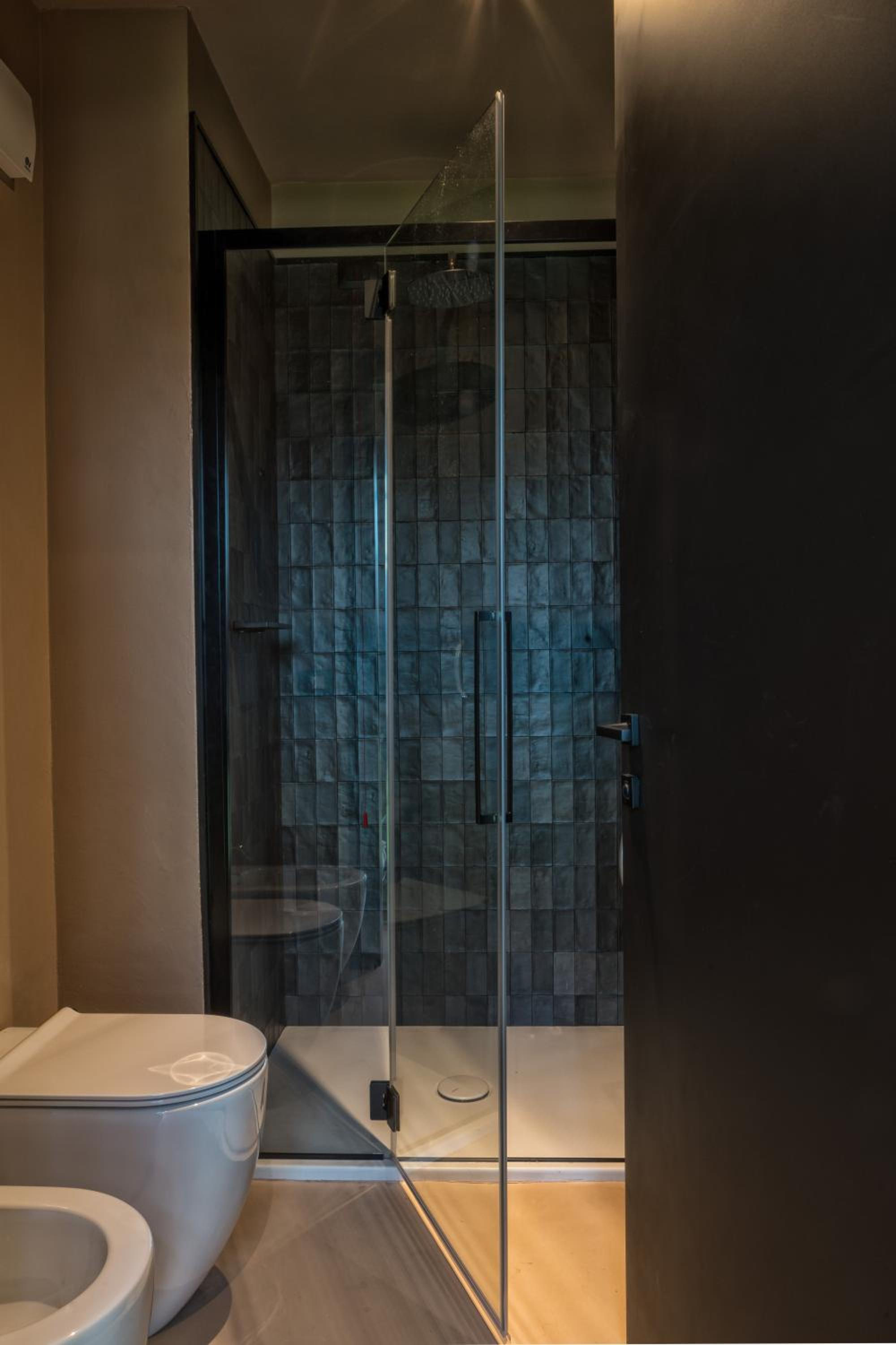 Suite - Photo 13
