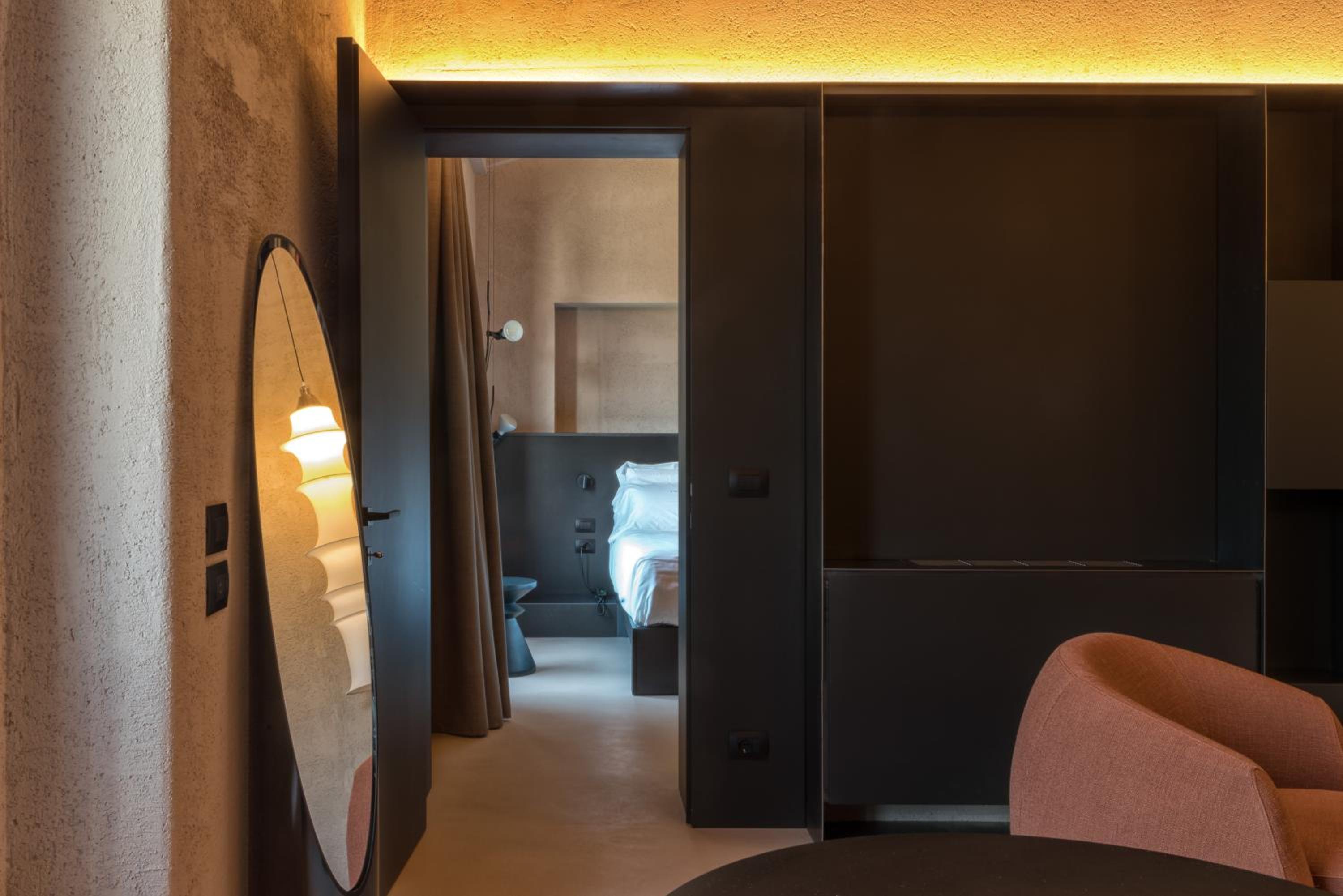 Suite - Photo 1