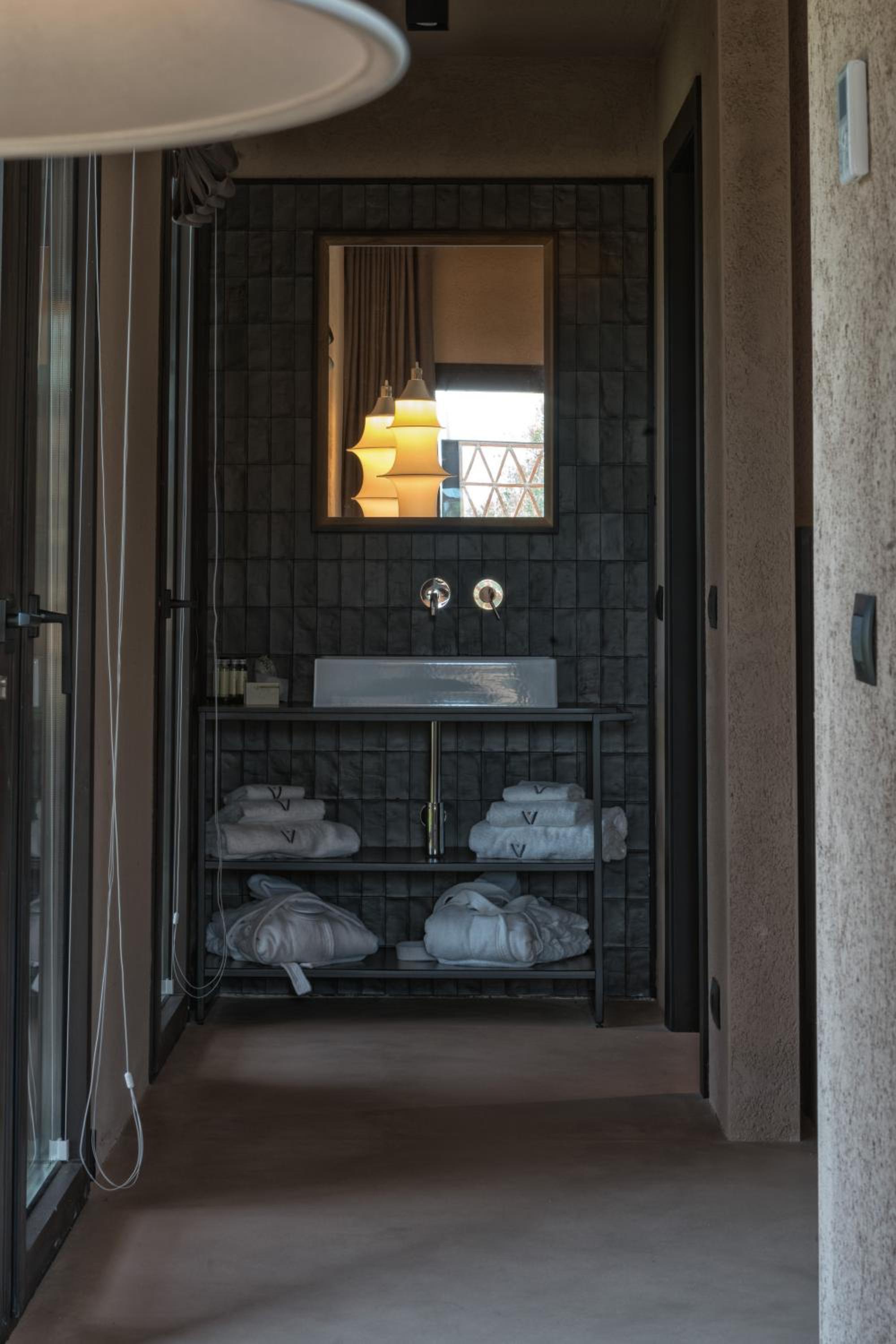 Suite - Photo 16