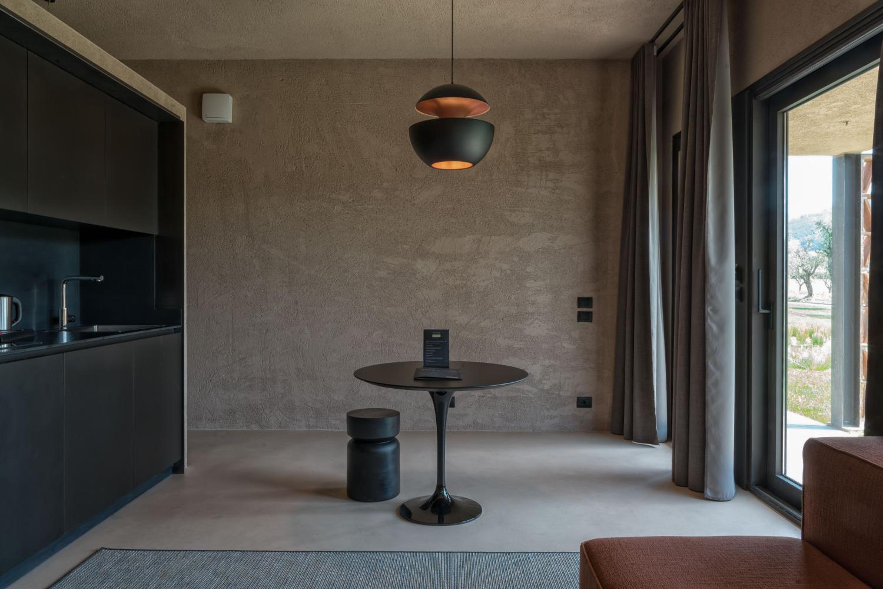 Suite - Photo 17