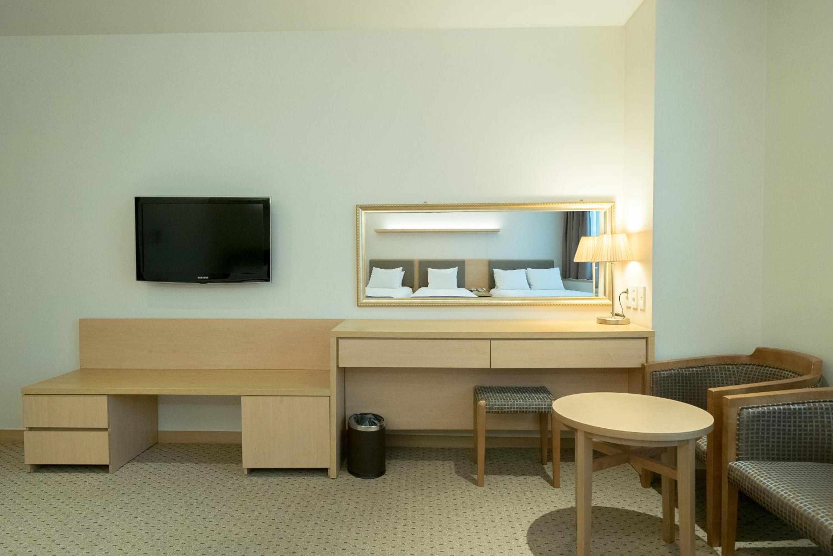 Deluxe Family Room with Bath photo 2