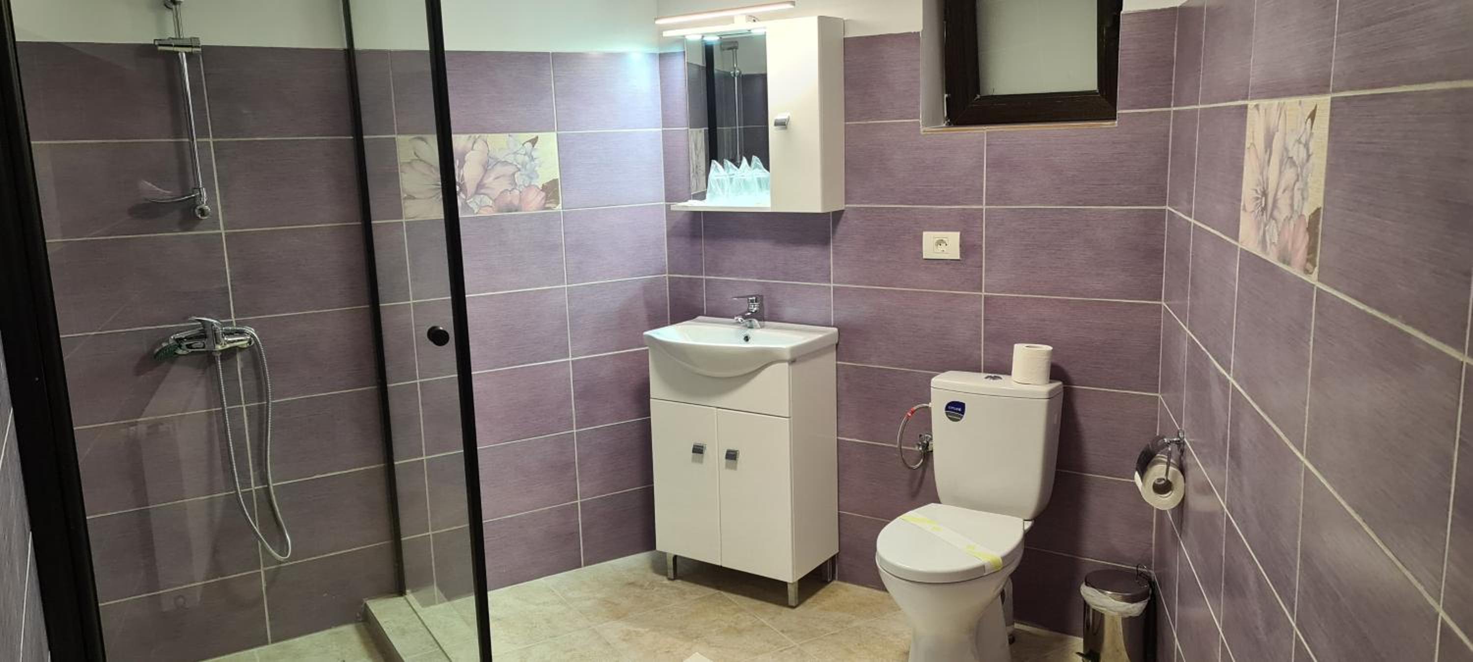 Apartment with Balcony - Photo 4