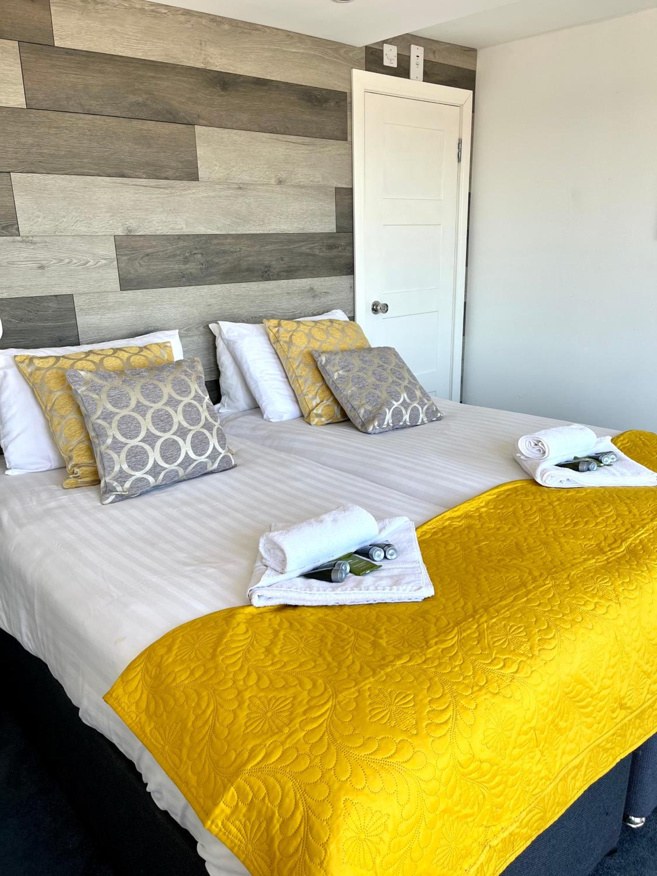 Twin Room with Lake View - Photo 1