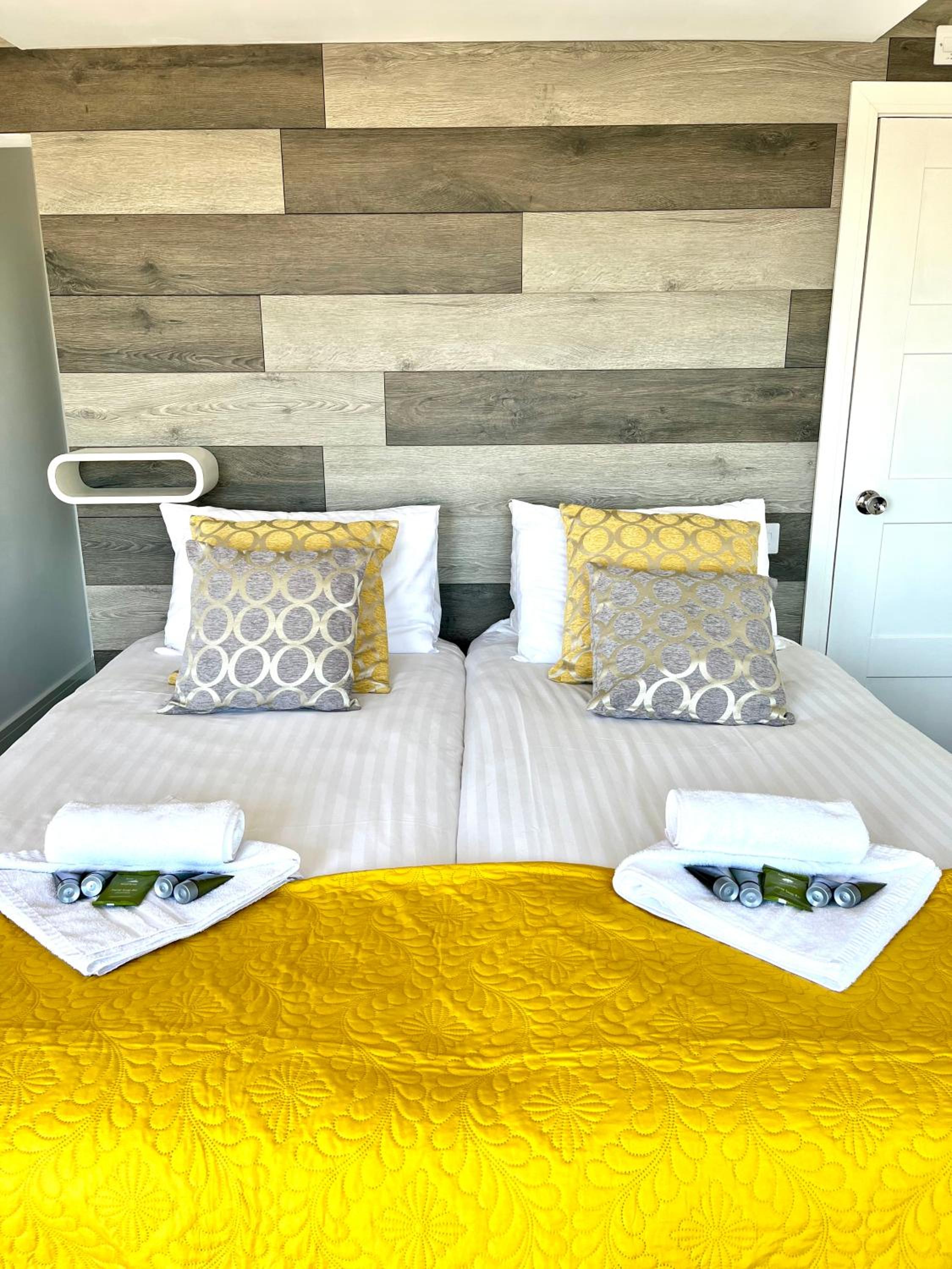 Twin Room with Lake View - Photo 3