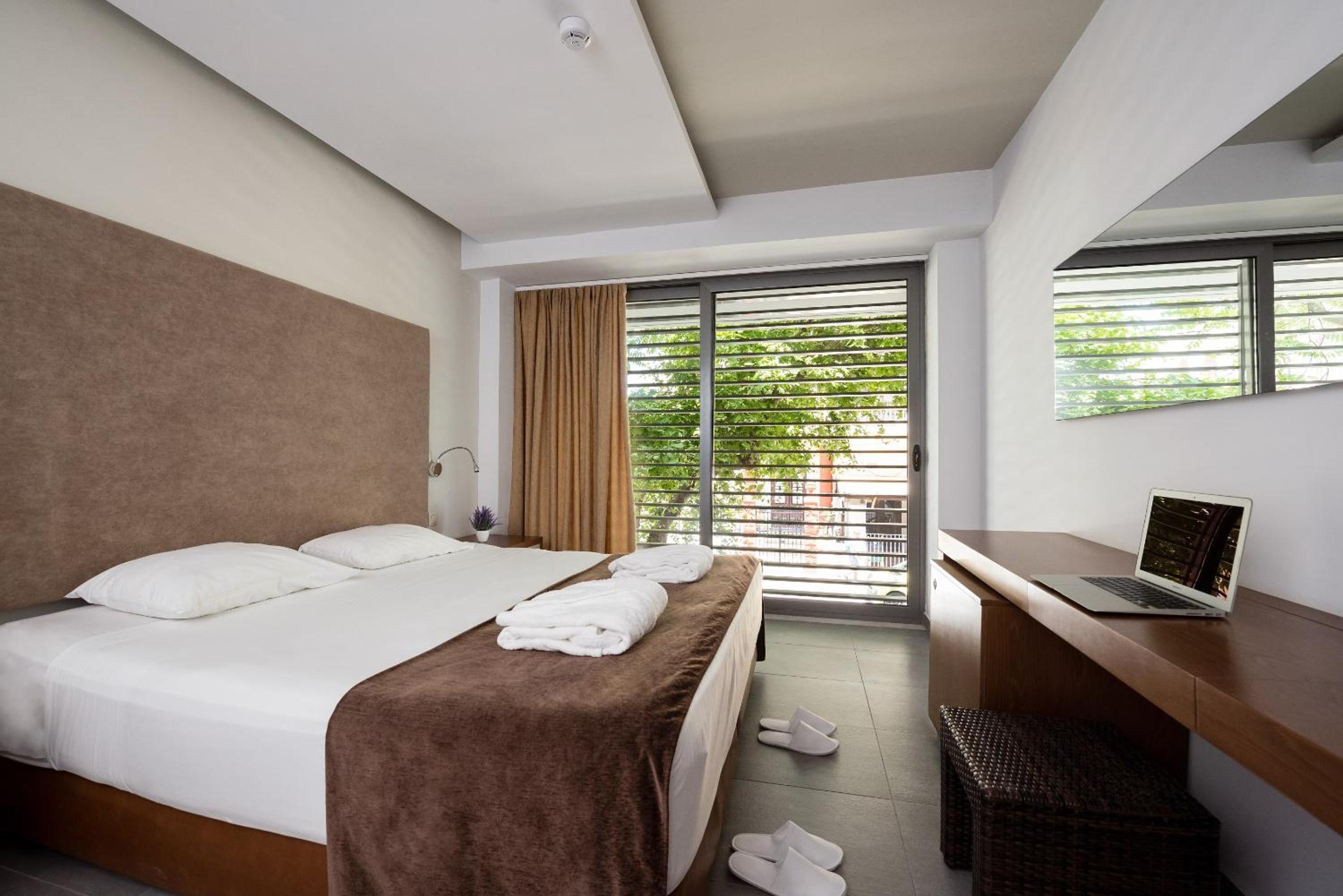 Double Room with Street View No Balcony photo 1