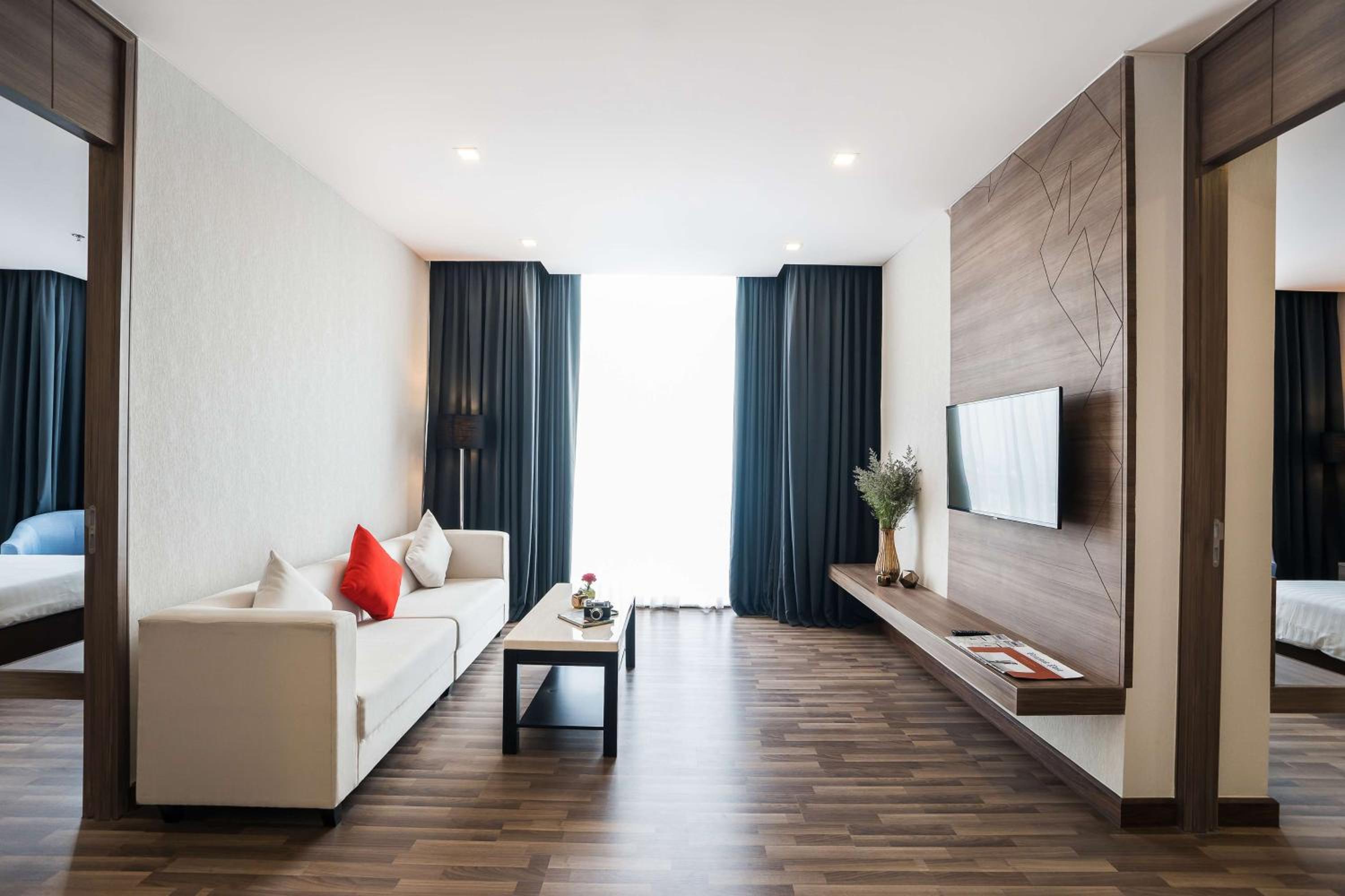 King Suite with City View - Non-Smoking photo 2