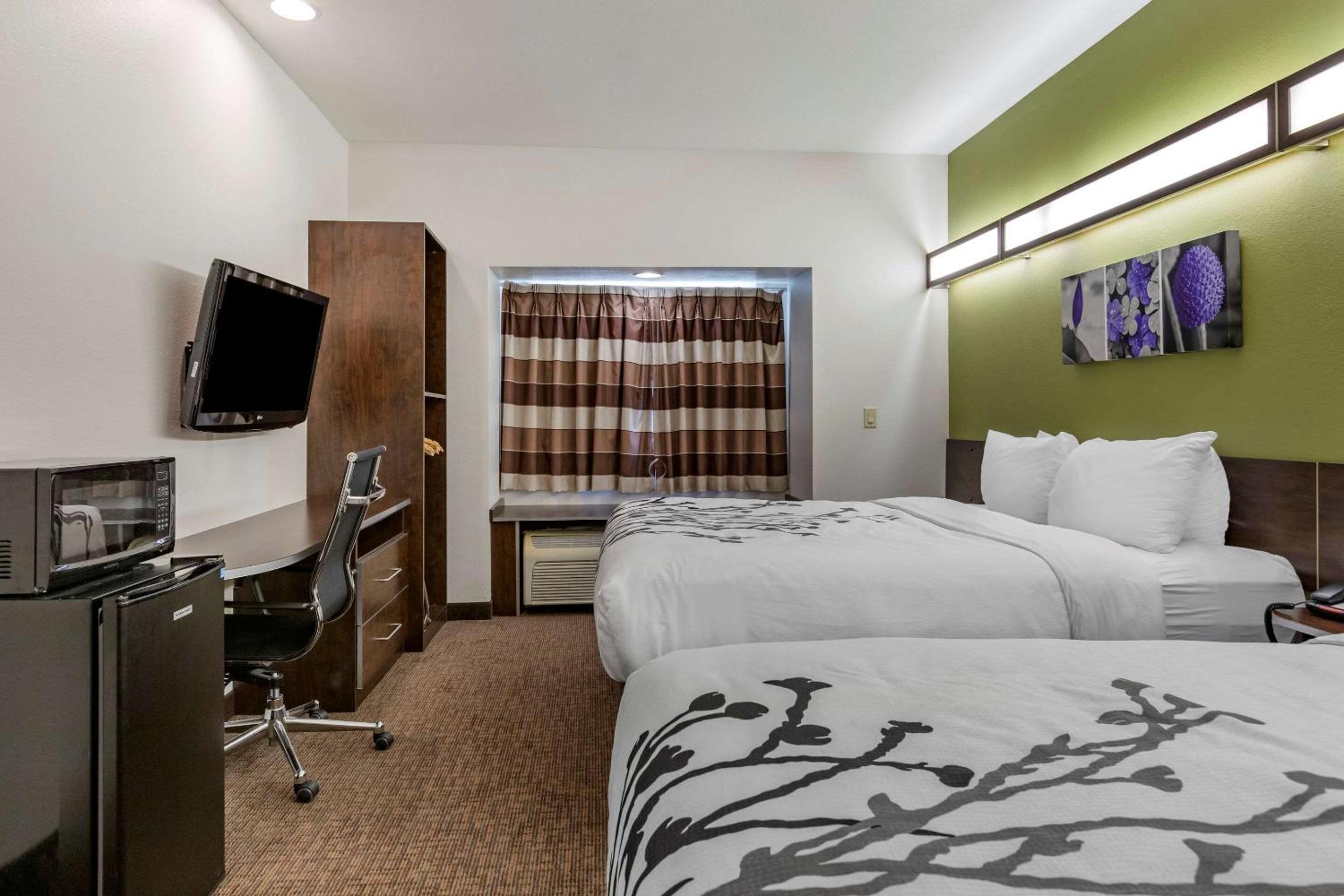 Standard Queen Room with Two Queen Beds - Non Smoking  - Photo 3
