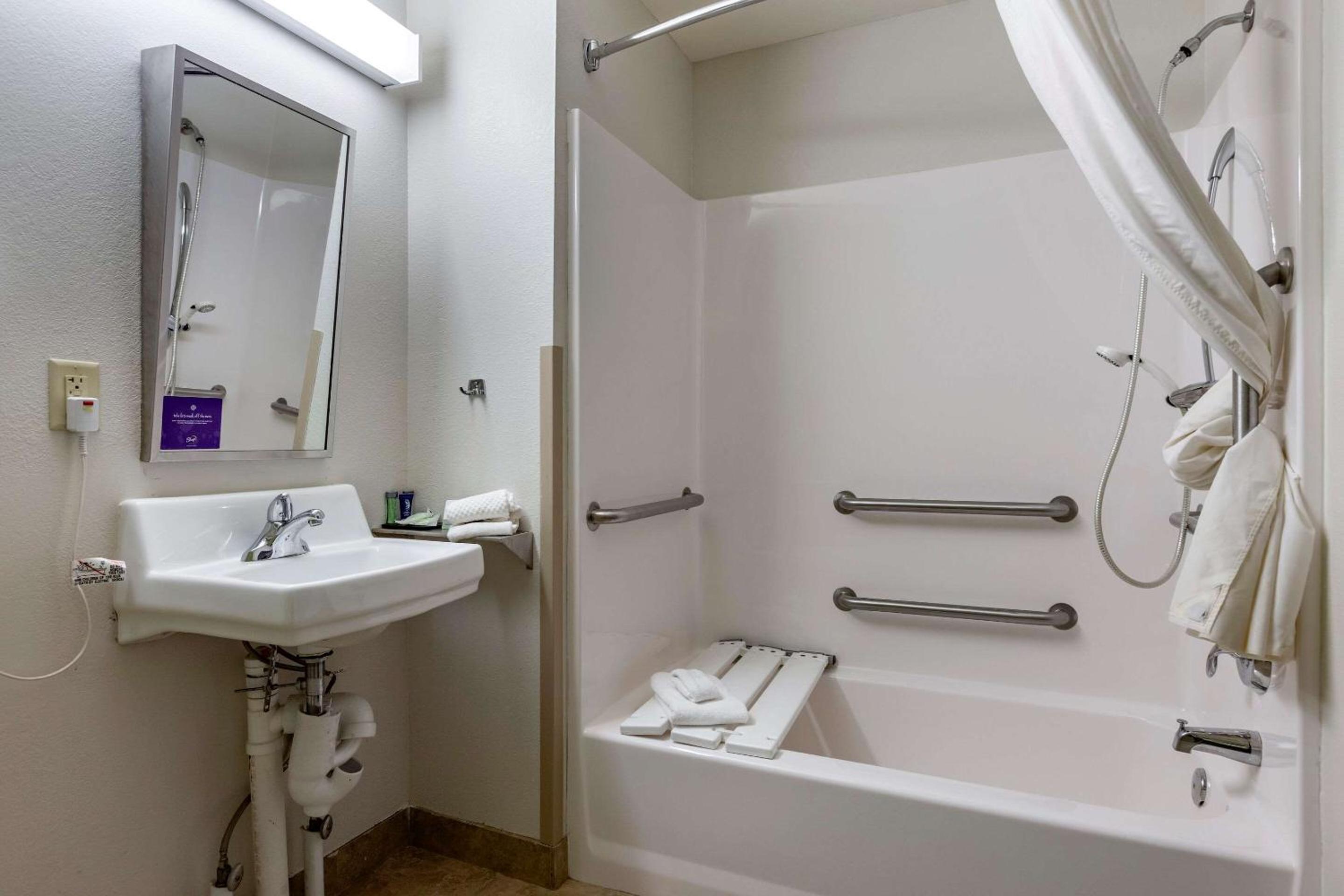 Queen Room with Accessible Tub - Accessible/Non Smoking - Photo 3
