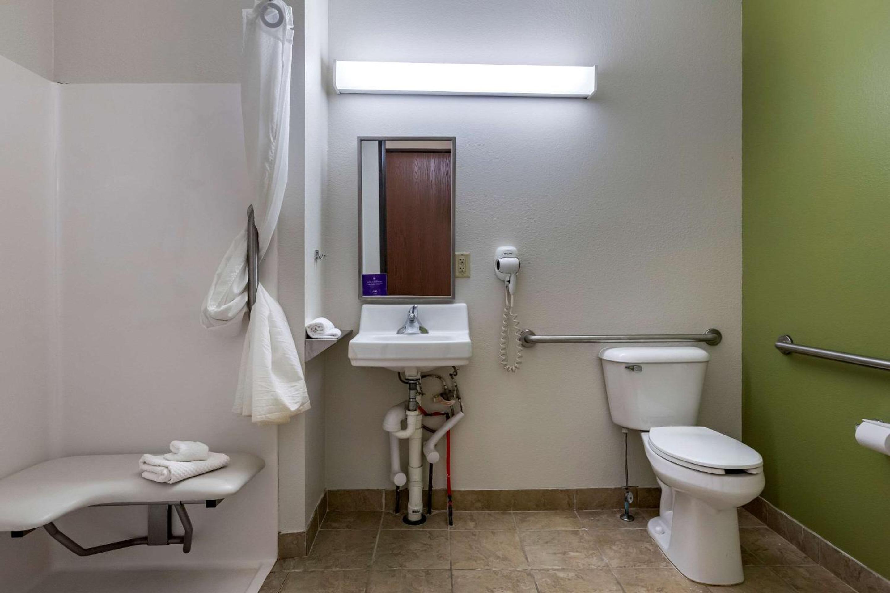 Queen Room with Roll-In Shower - Accessible/Non-Smoking