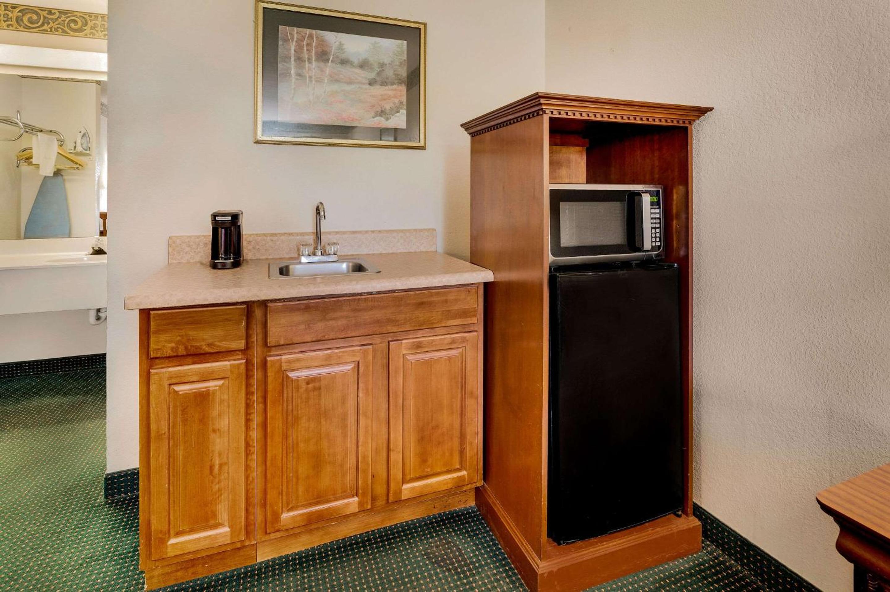 Standard King Room - Smoking - Photo 3