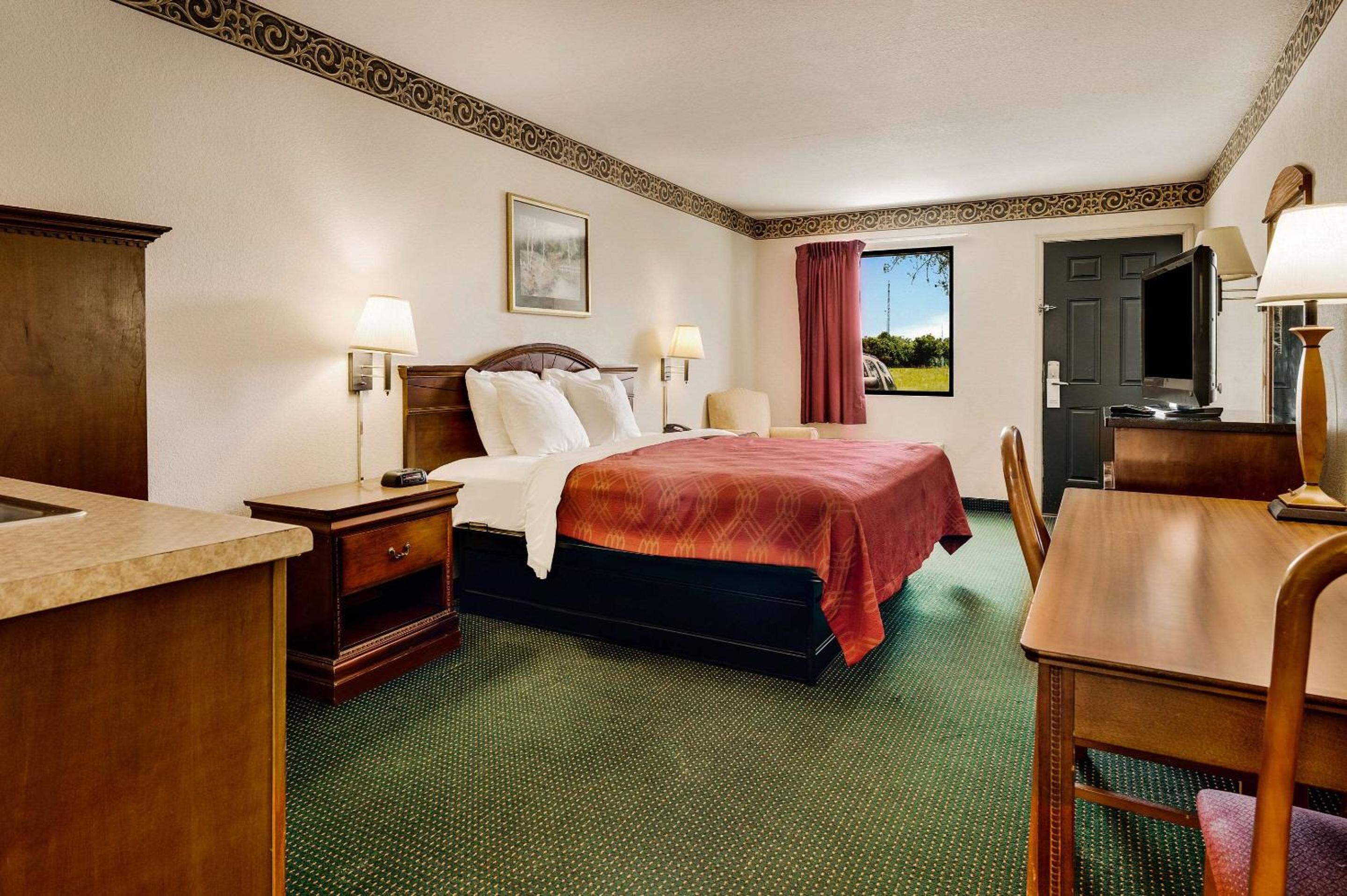 Standard King Room - Smoking - Photo 4