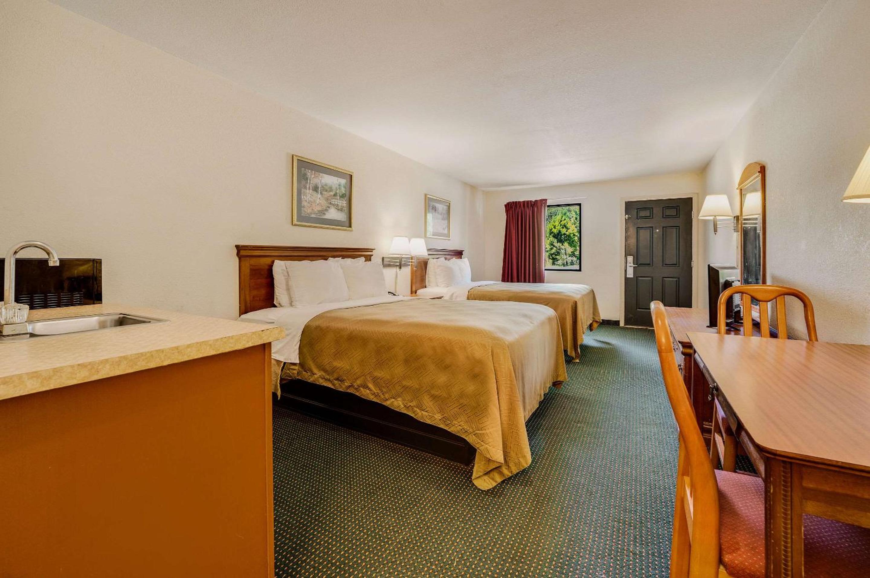 Standard Queen Room with Two Queen Beds - Non Smoking  - Photo 5