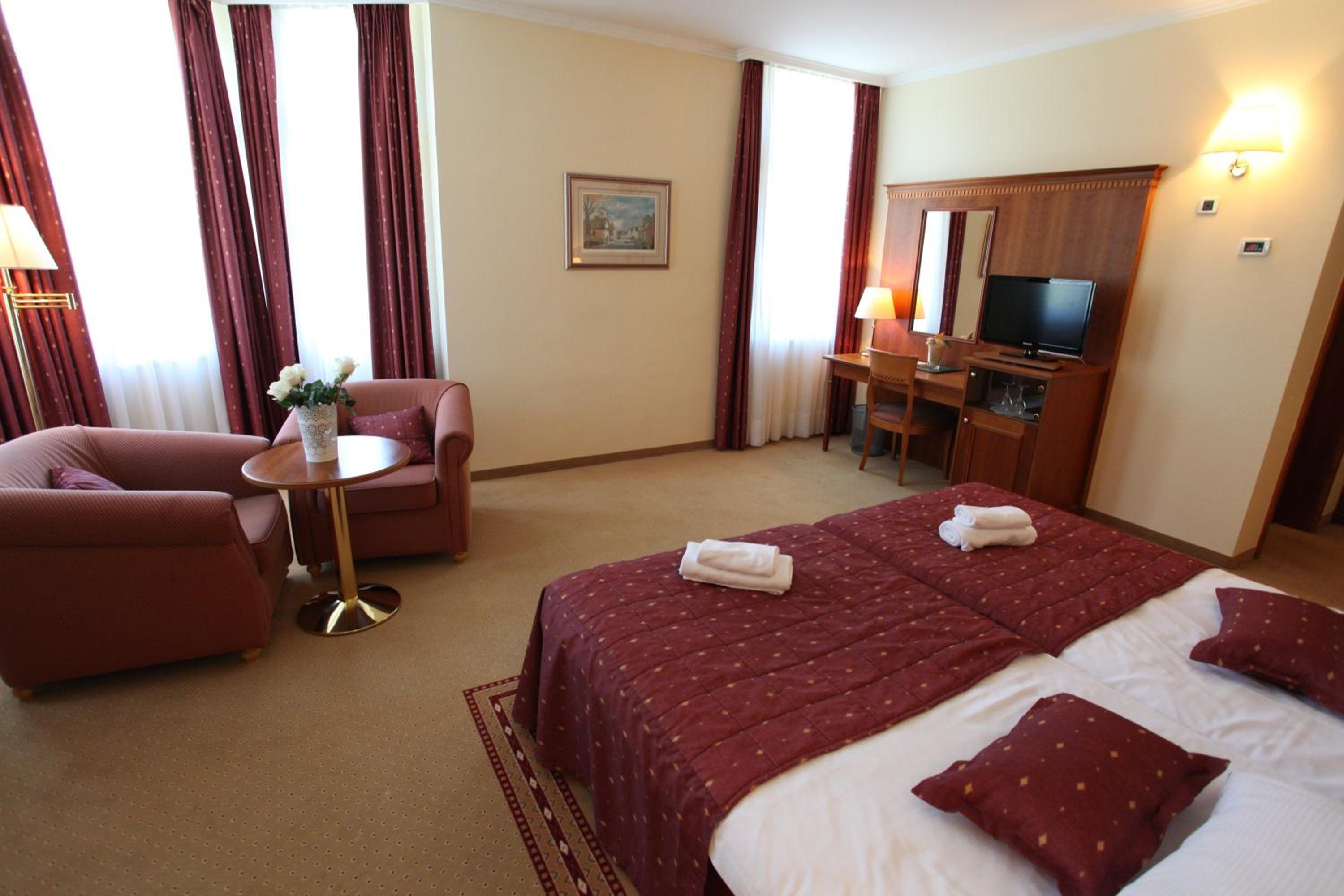 Deluxe Double Room - Photo 9