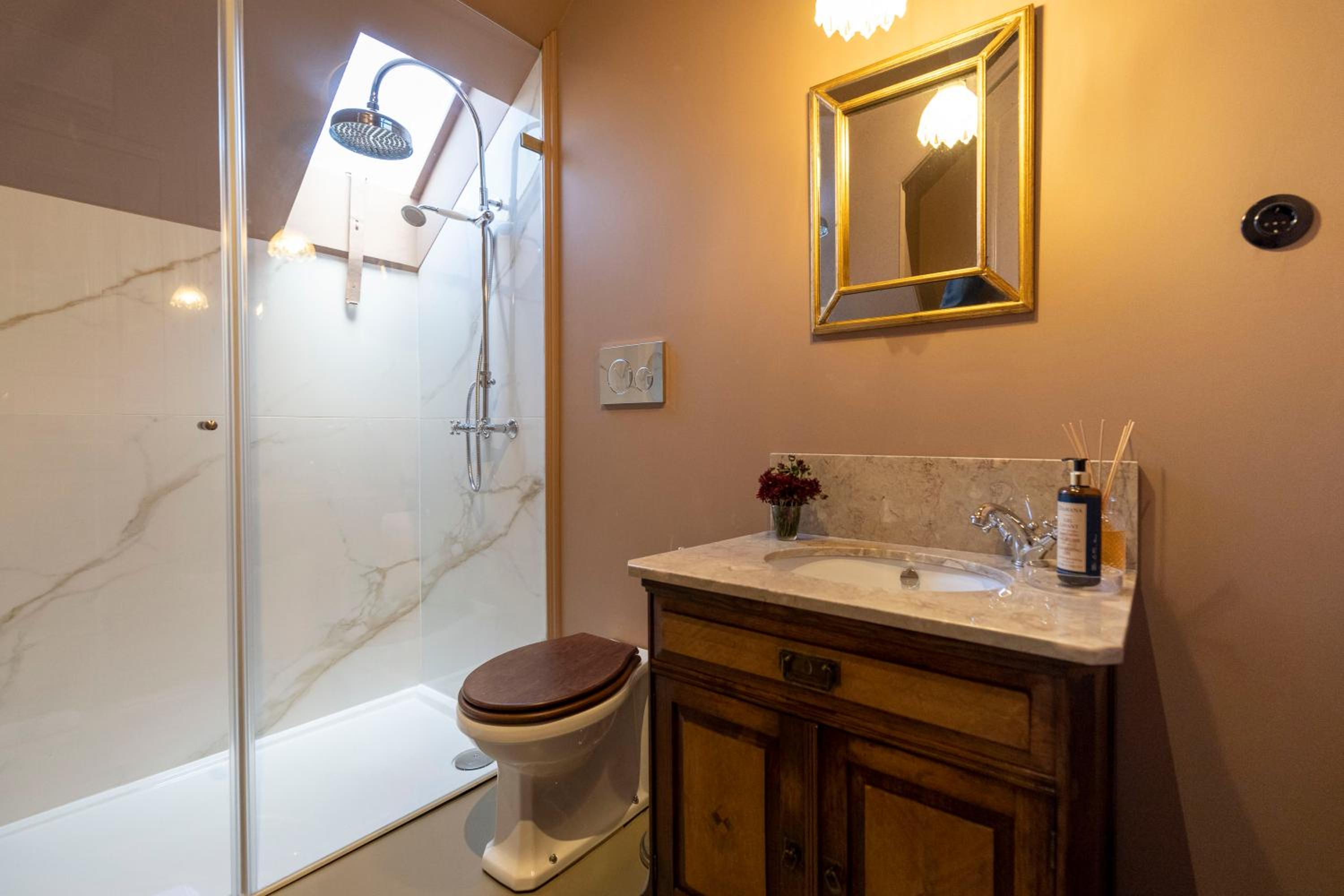 Superior Suite - Photo 7