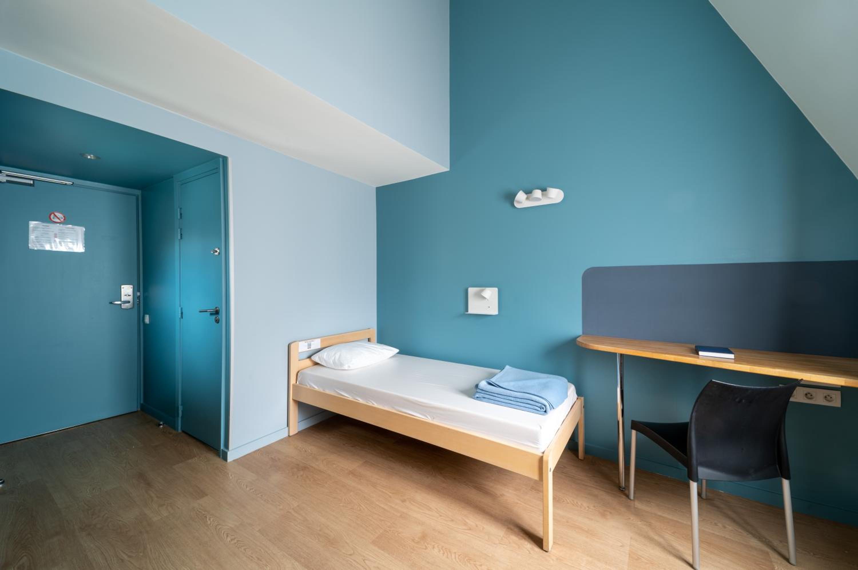 Female Single Room with Shared Bathroom photo 1