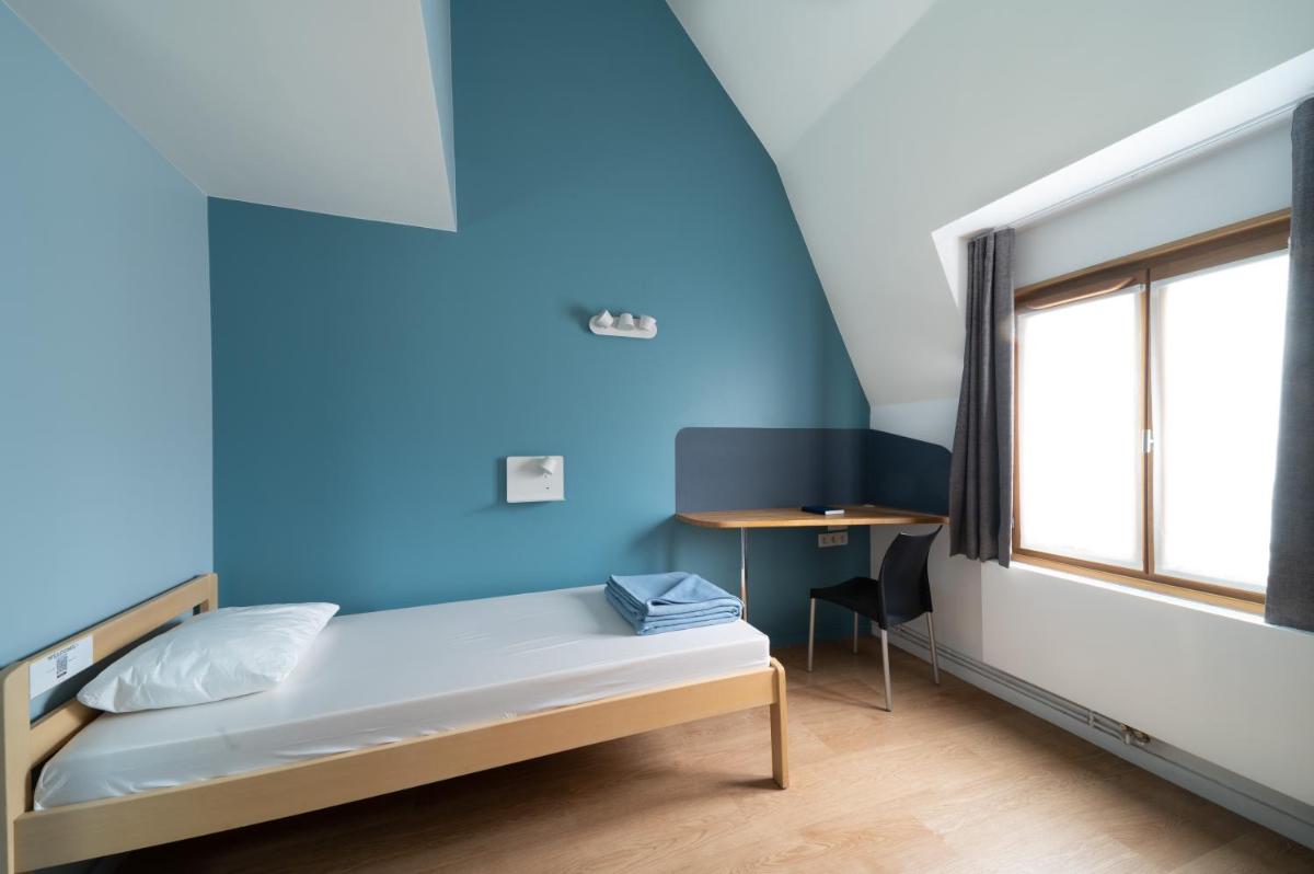 Female Single Room with Shared Bathroom photo 2