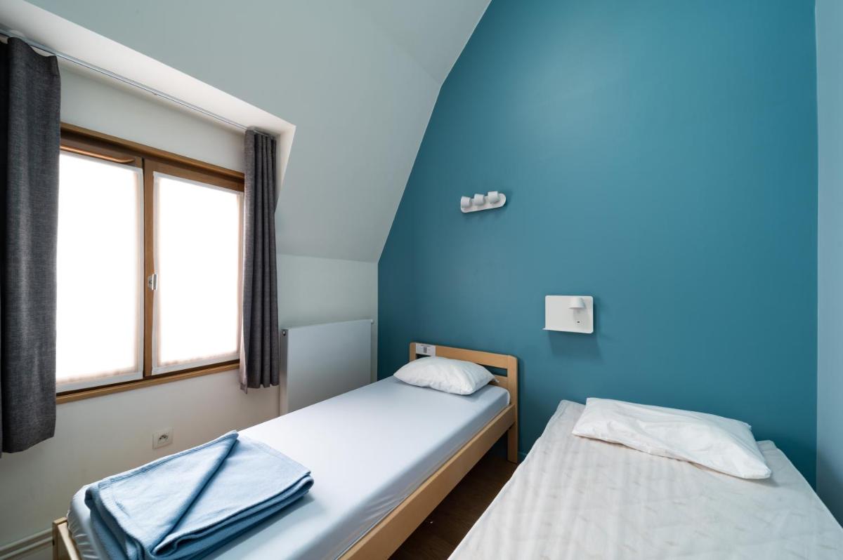 Bed in 3-Bed Male Dormitory Room photo 1