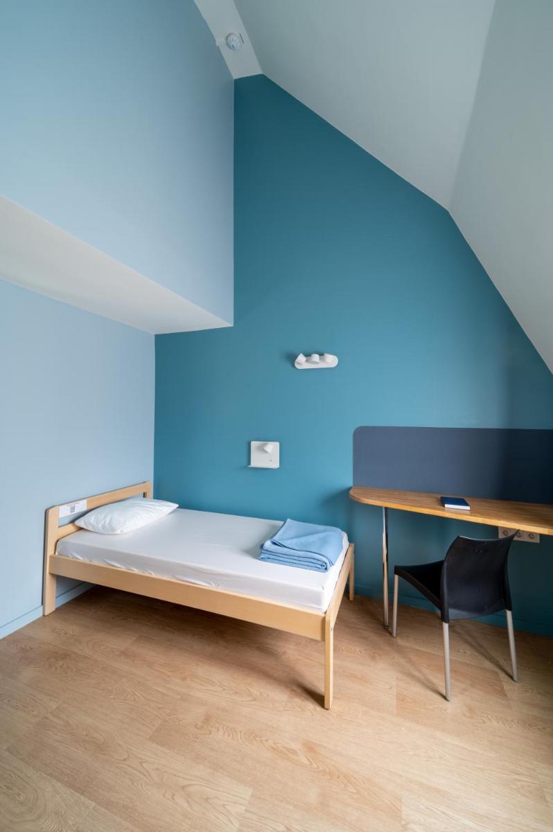 Female Single Room with Shared Bathroom photo 3