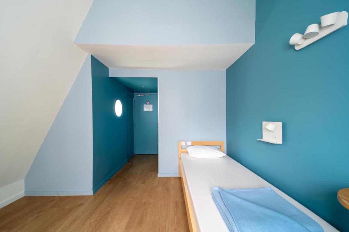 Male Single Room with Shared Bathroom photo 3
