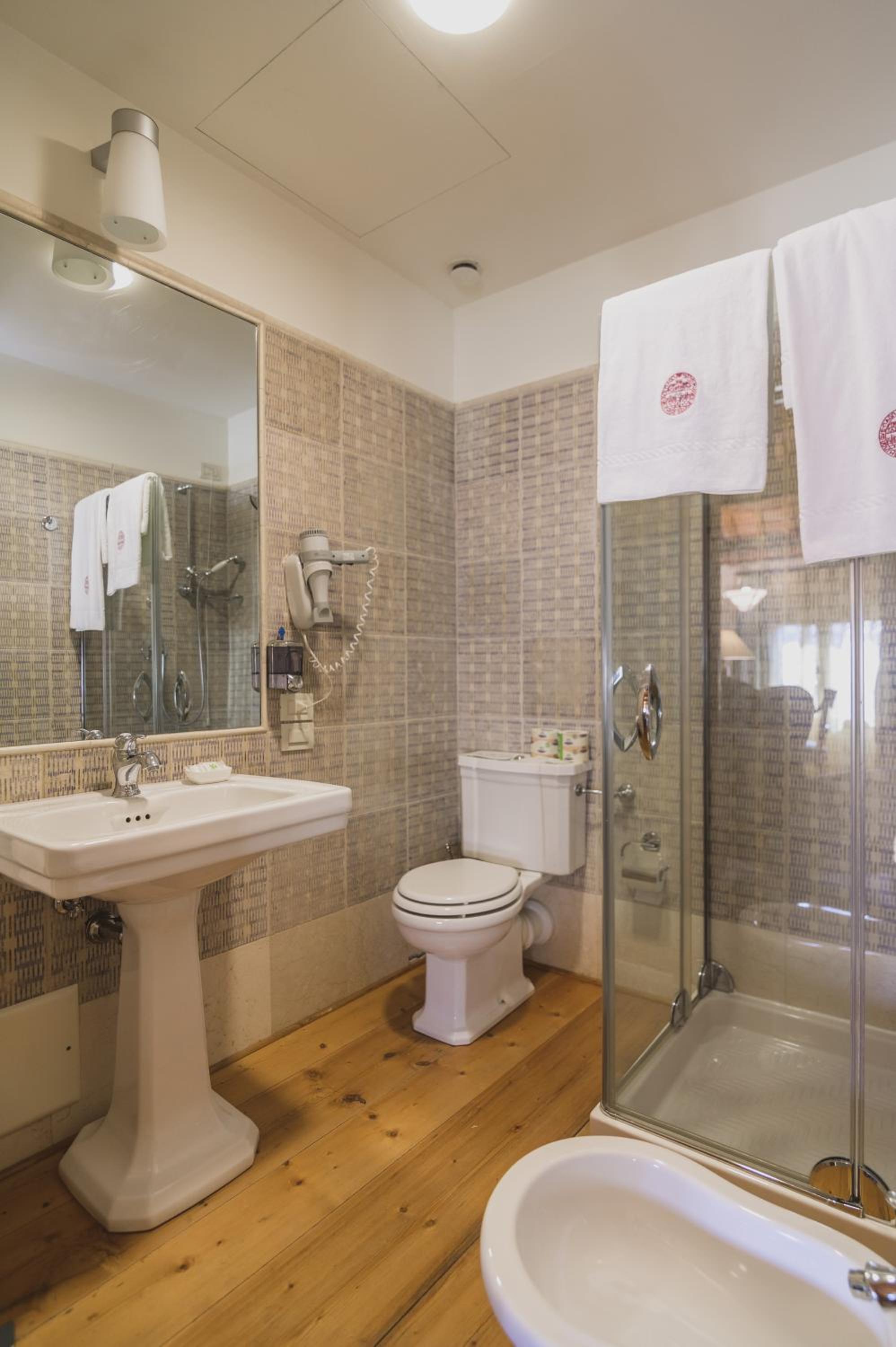 Deluxe Twin Room - Photo 12