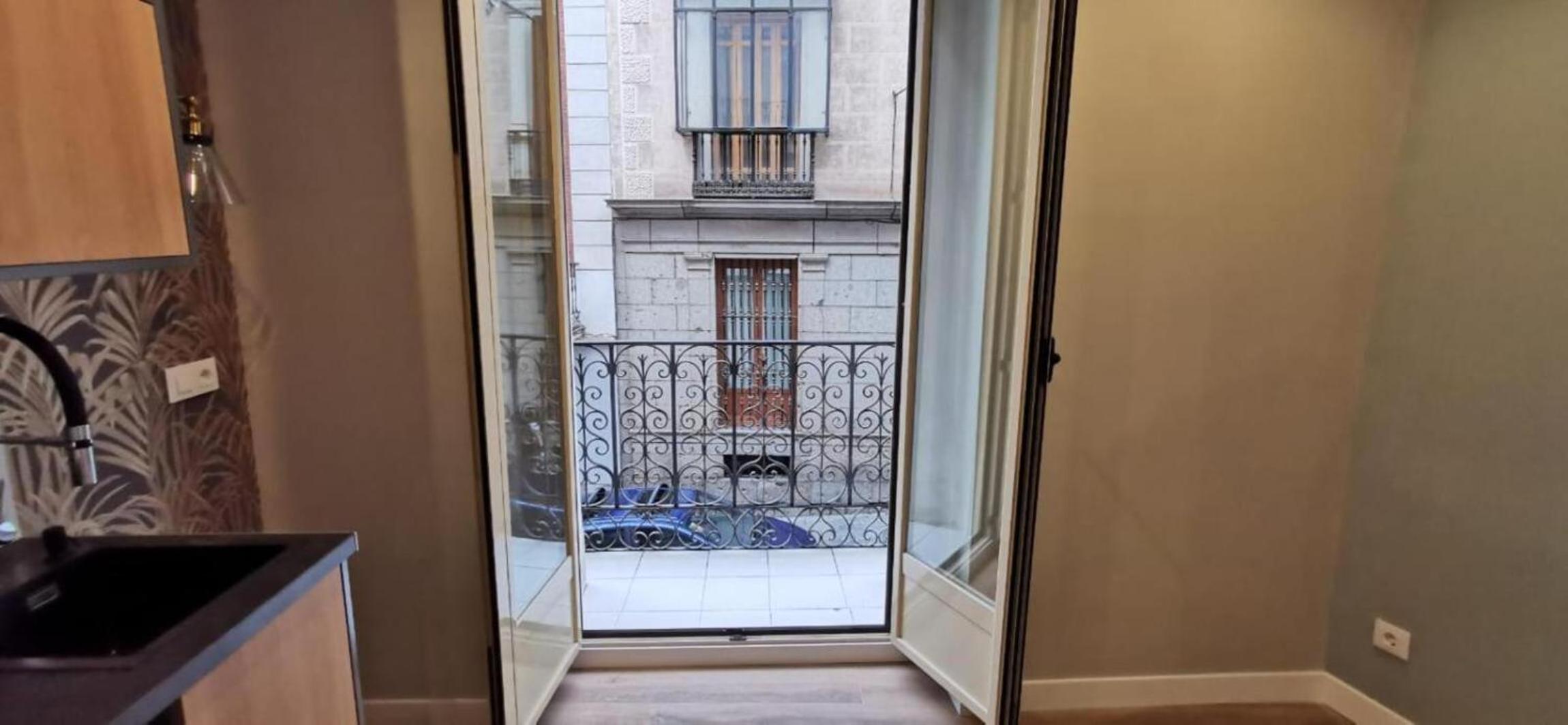 Suite with Balcony thumbnail 5