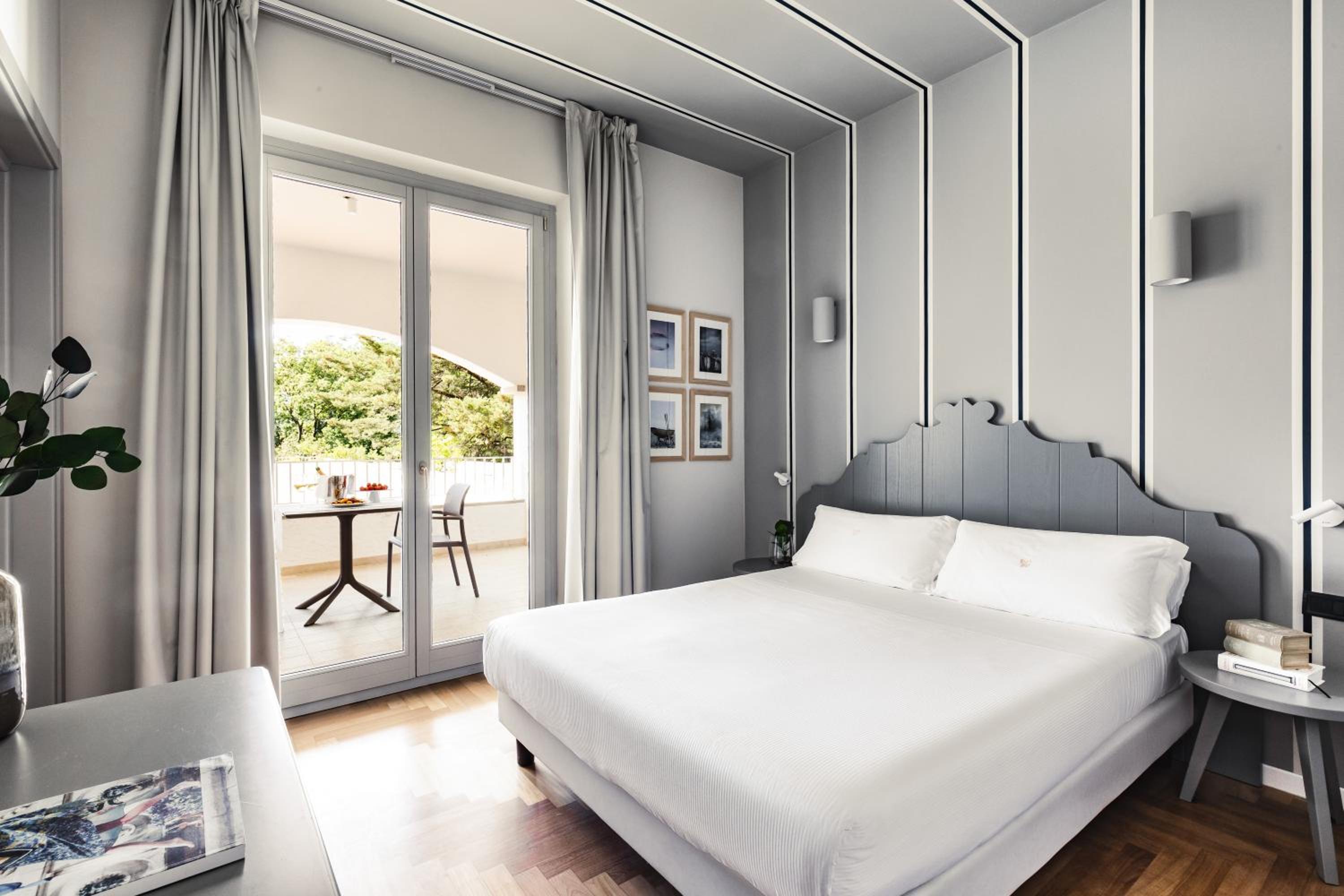 Deluxe Room with Balcony photo 1