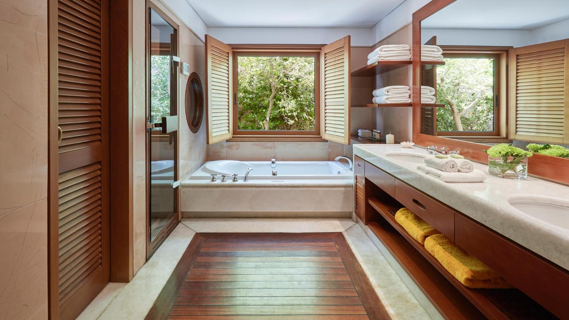 Deluxe Beachfront Bungalow photo 3