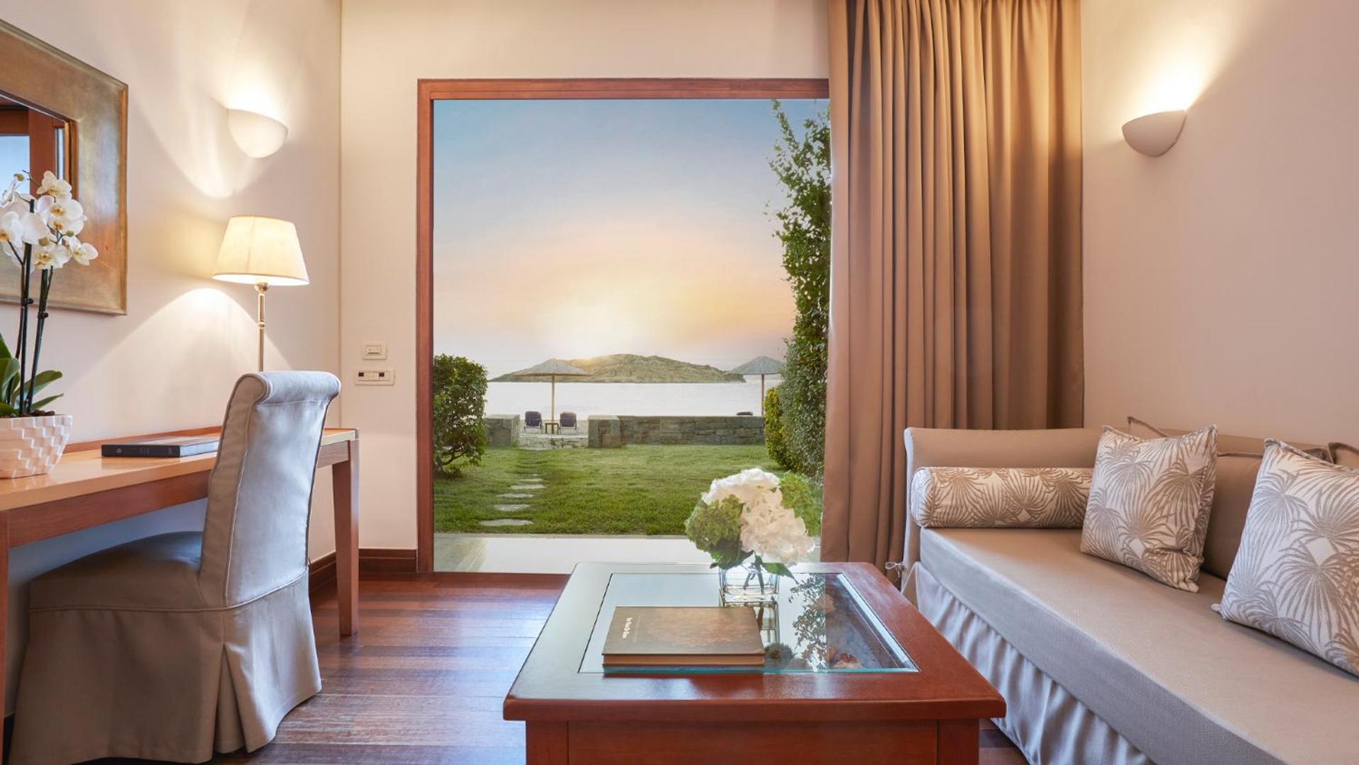 Deluxe Beachfront Bungalow photo 2