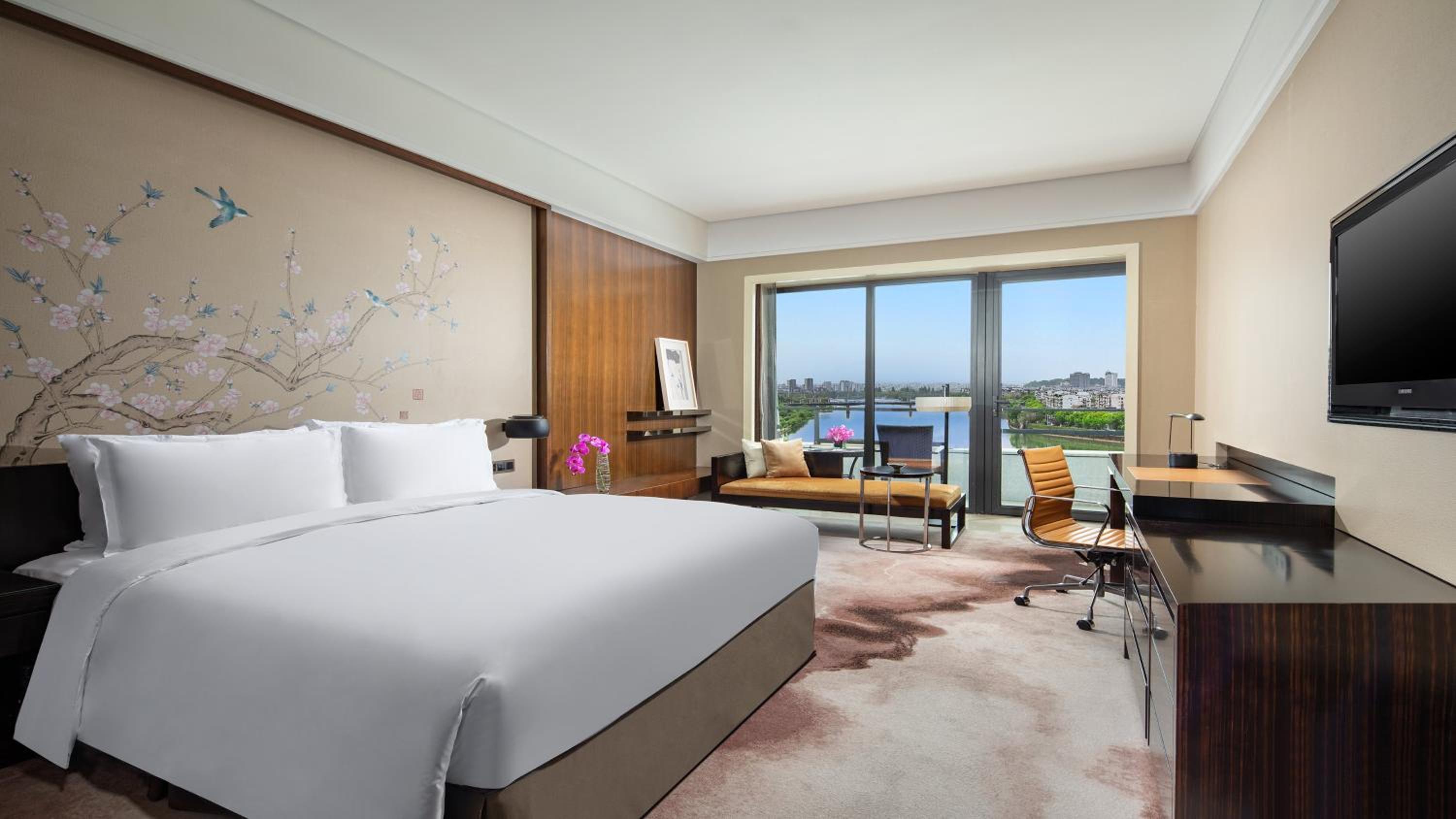 Premium King Room with River View - Photo 3