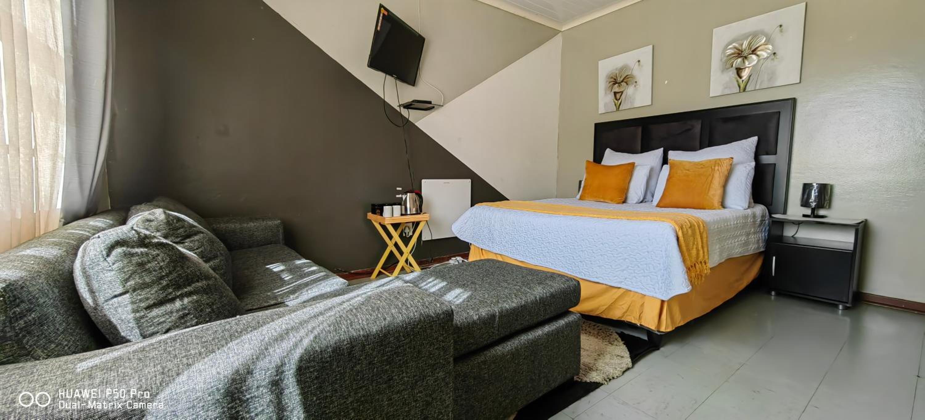 Deluxe Queen Room - Photo 8