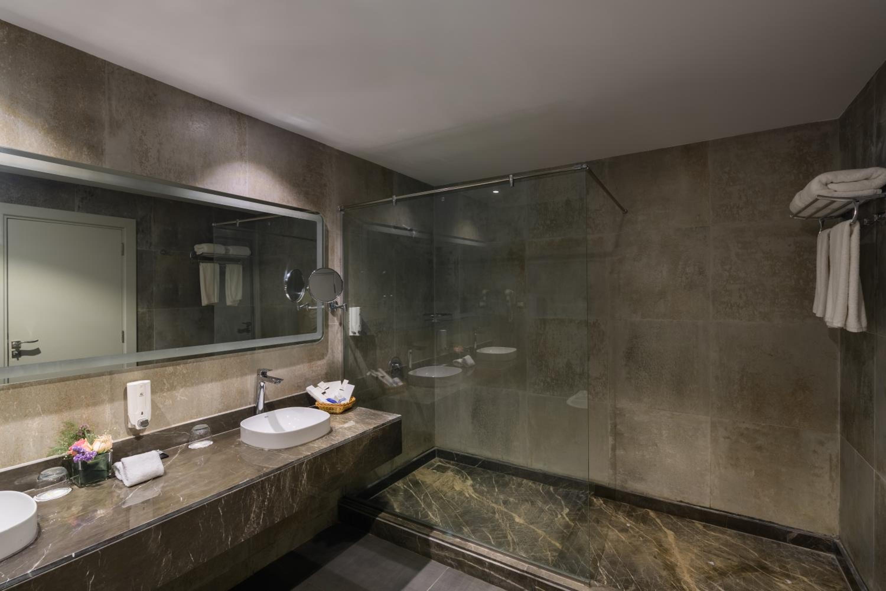 Executive Suite - Photo 2