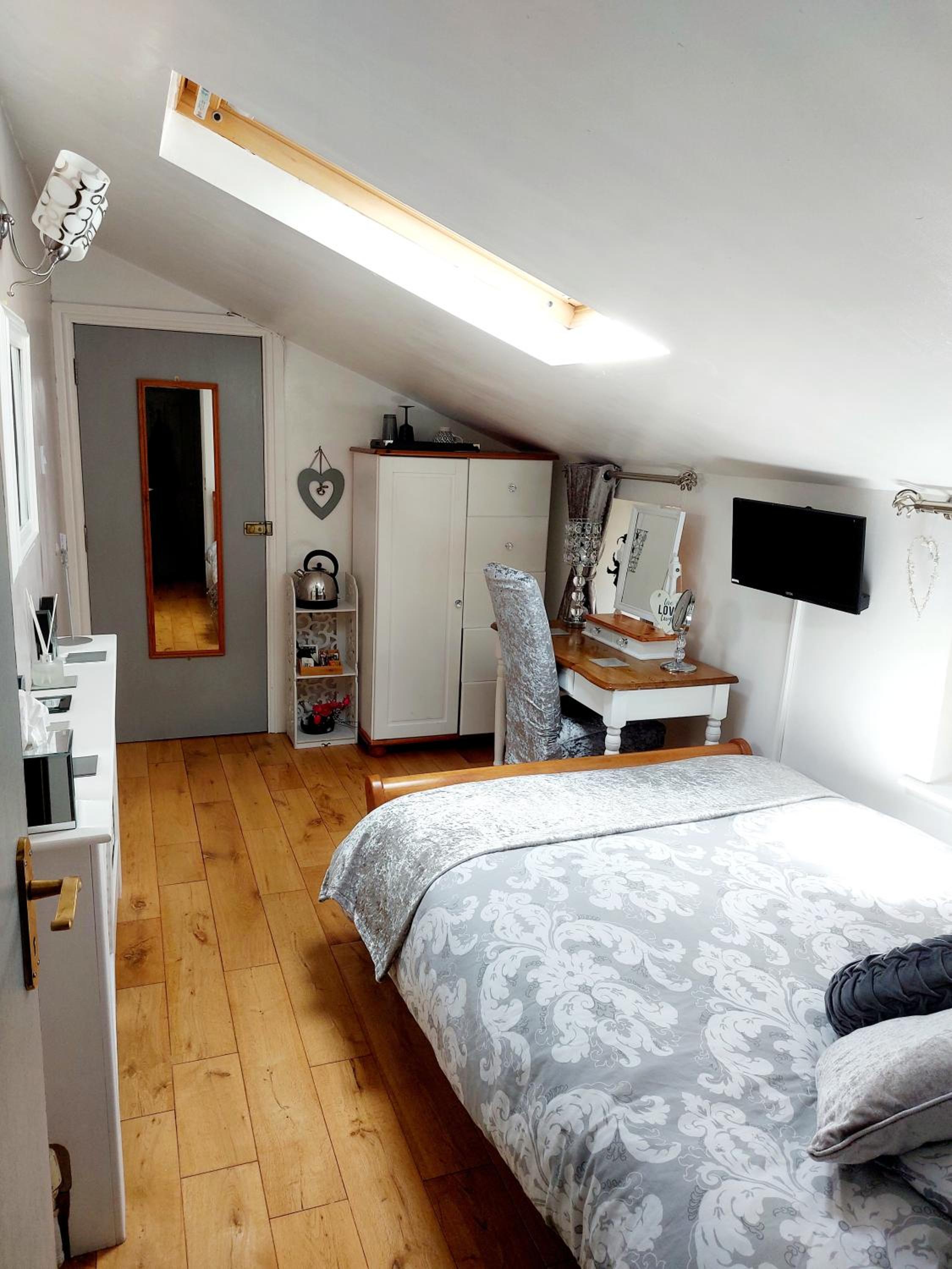 Single Room with Private Bathroom photo 2