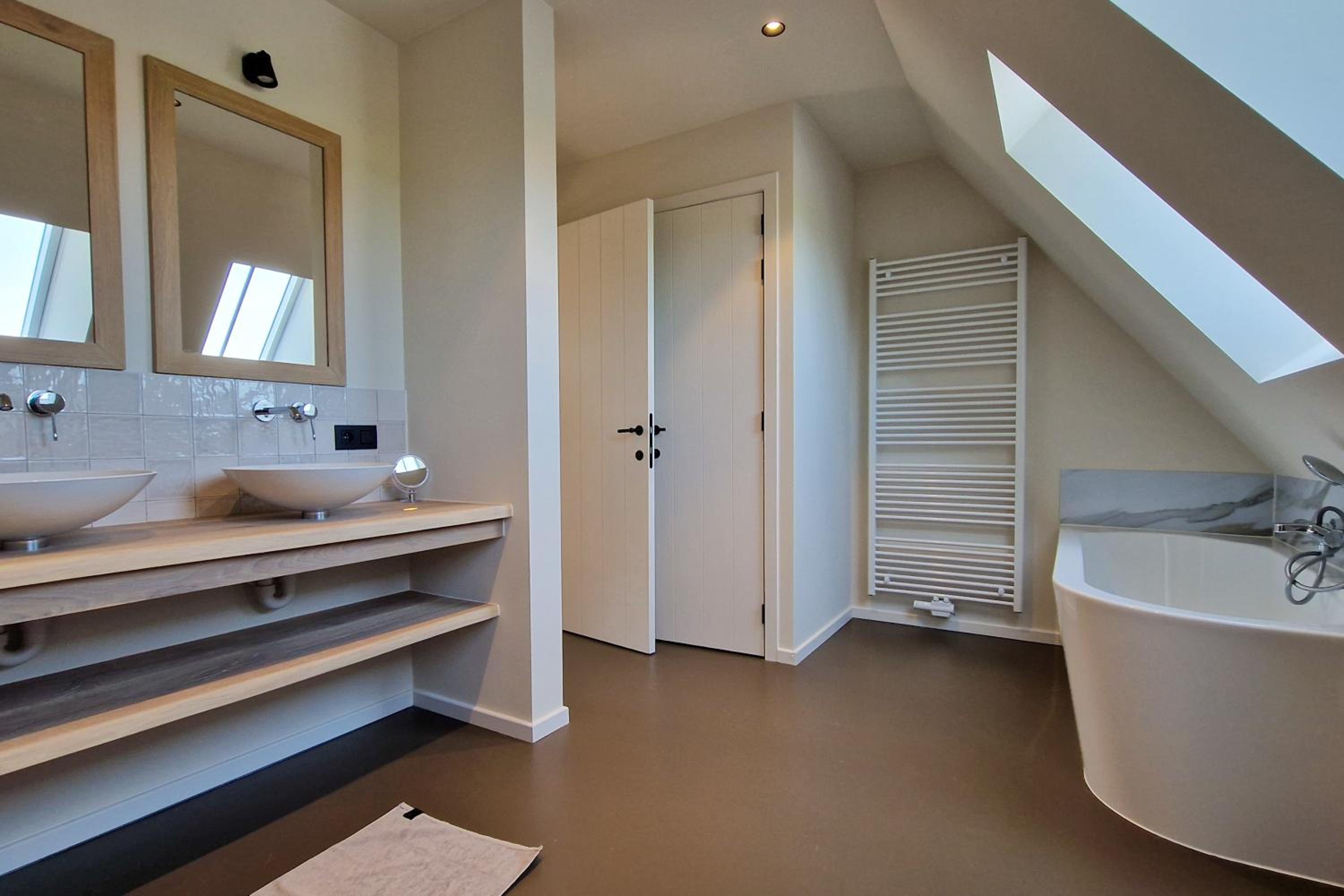 Five-Bedroom House photo 3