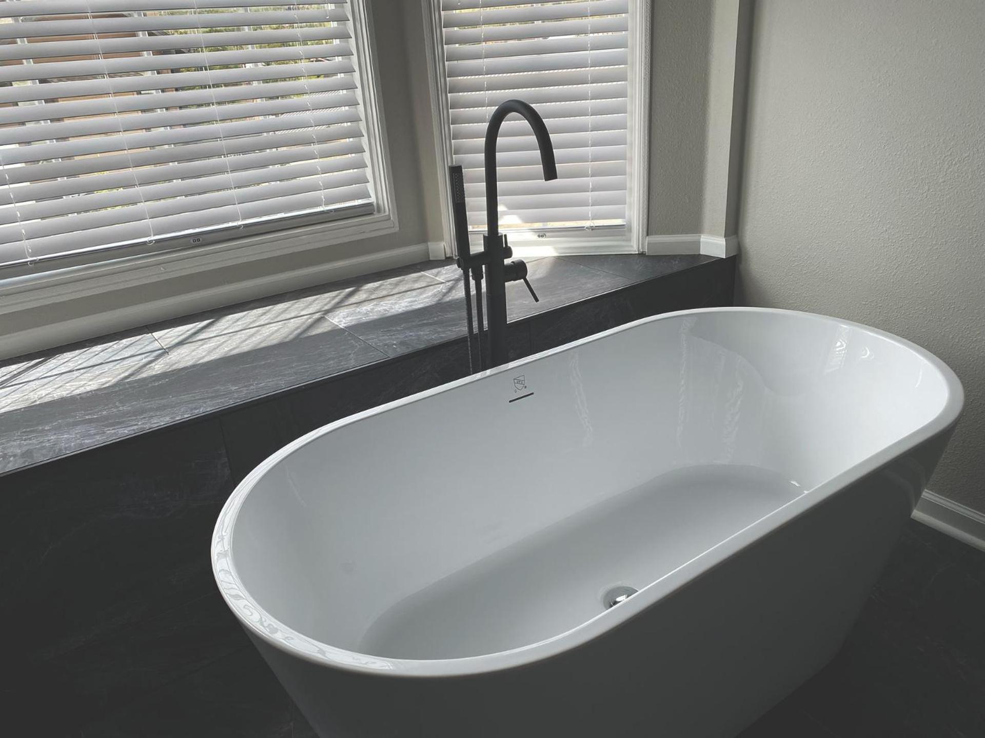 Deluxe King Suite - Photo 12