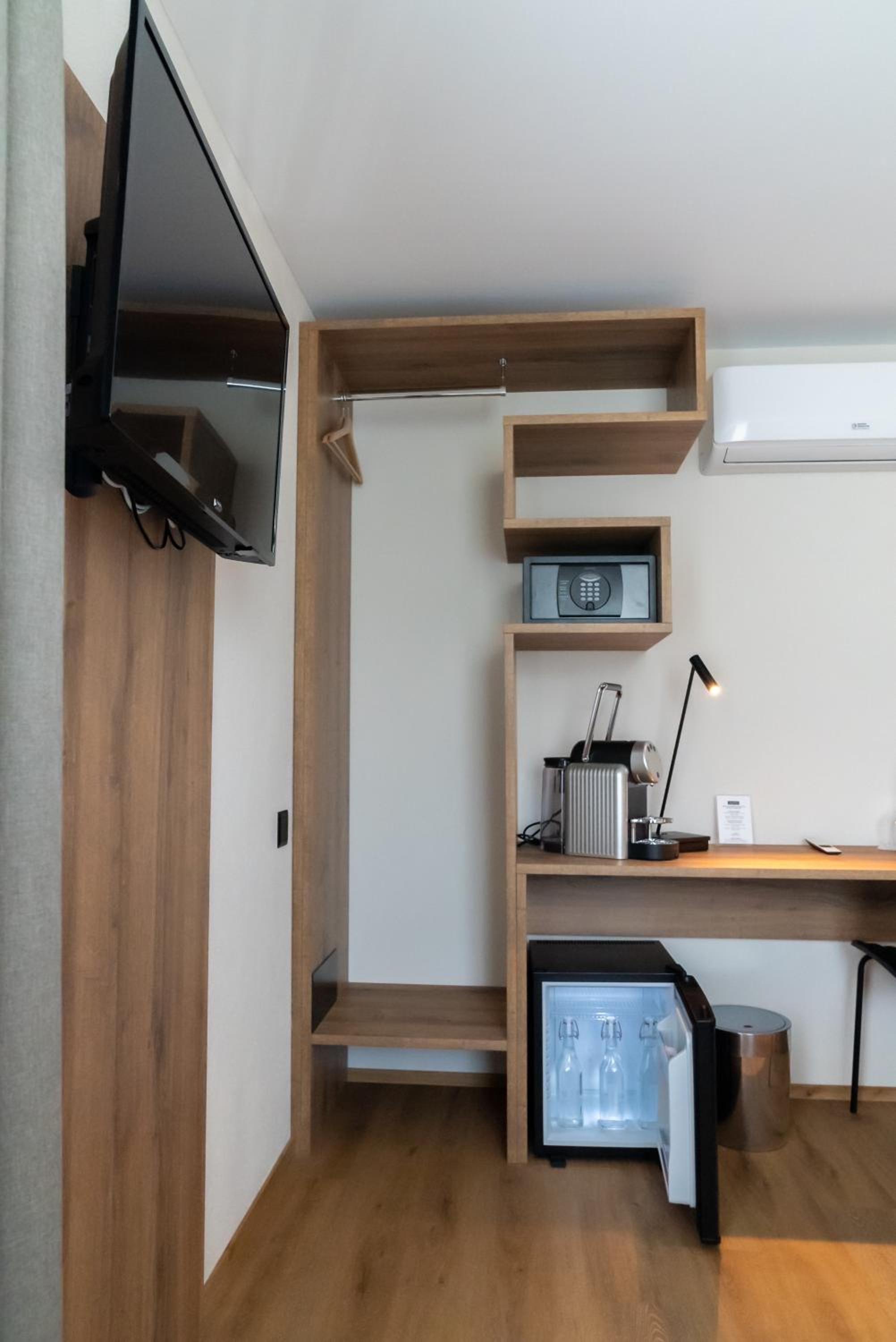 Double or Twin Room - Street Side - Photo 6