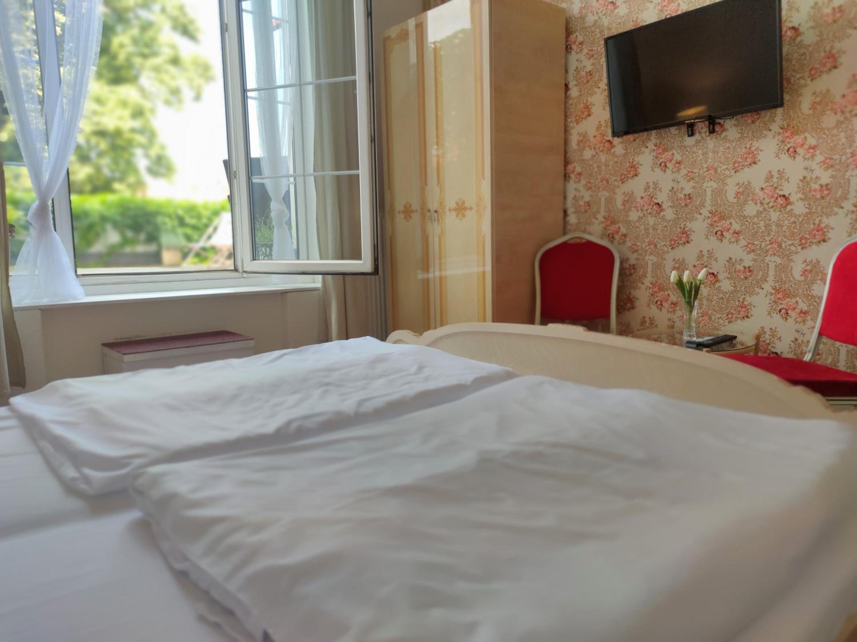 Queen Room with Balcony photo 2