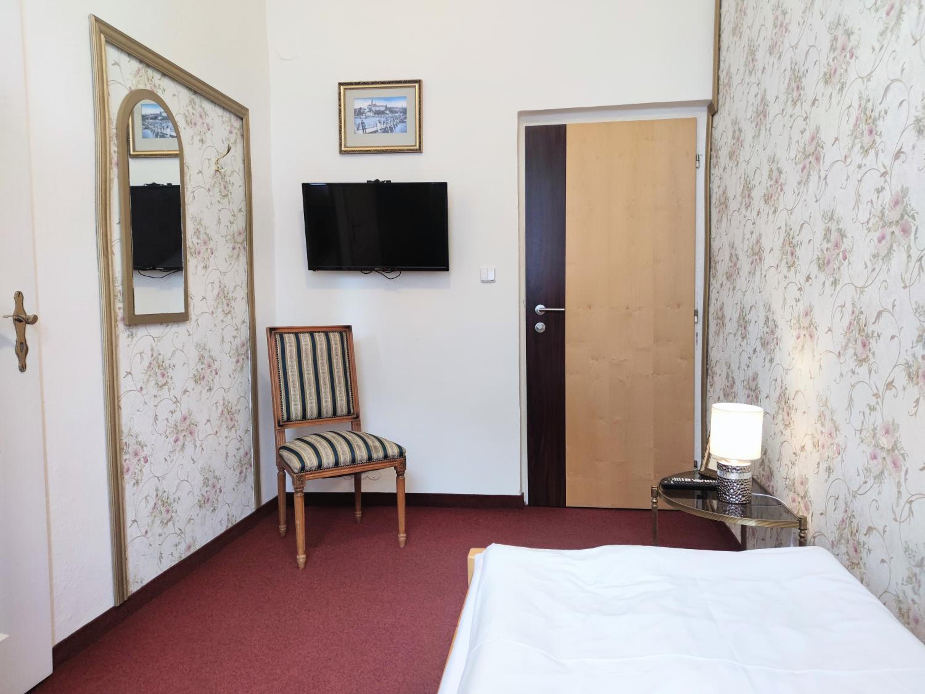 Small Single Room photo 3