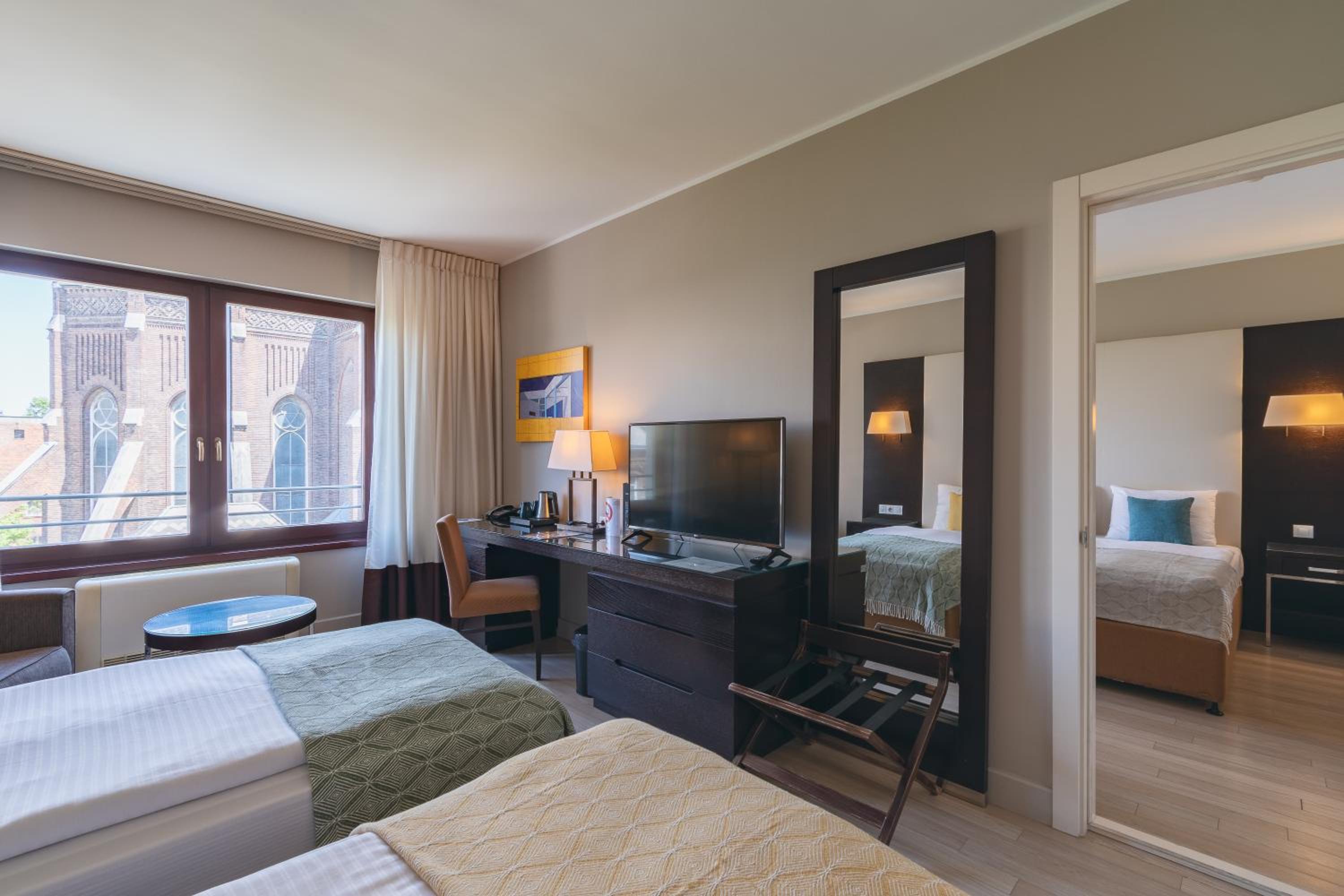 Family Room (2 Adults + 2 Children)