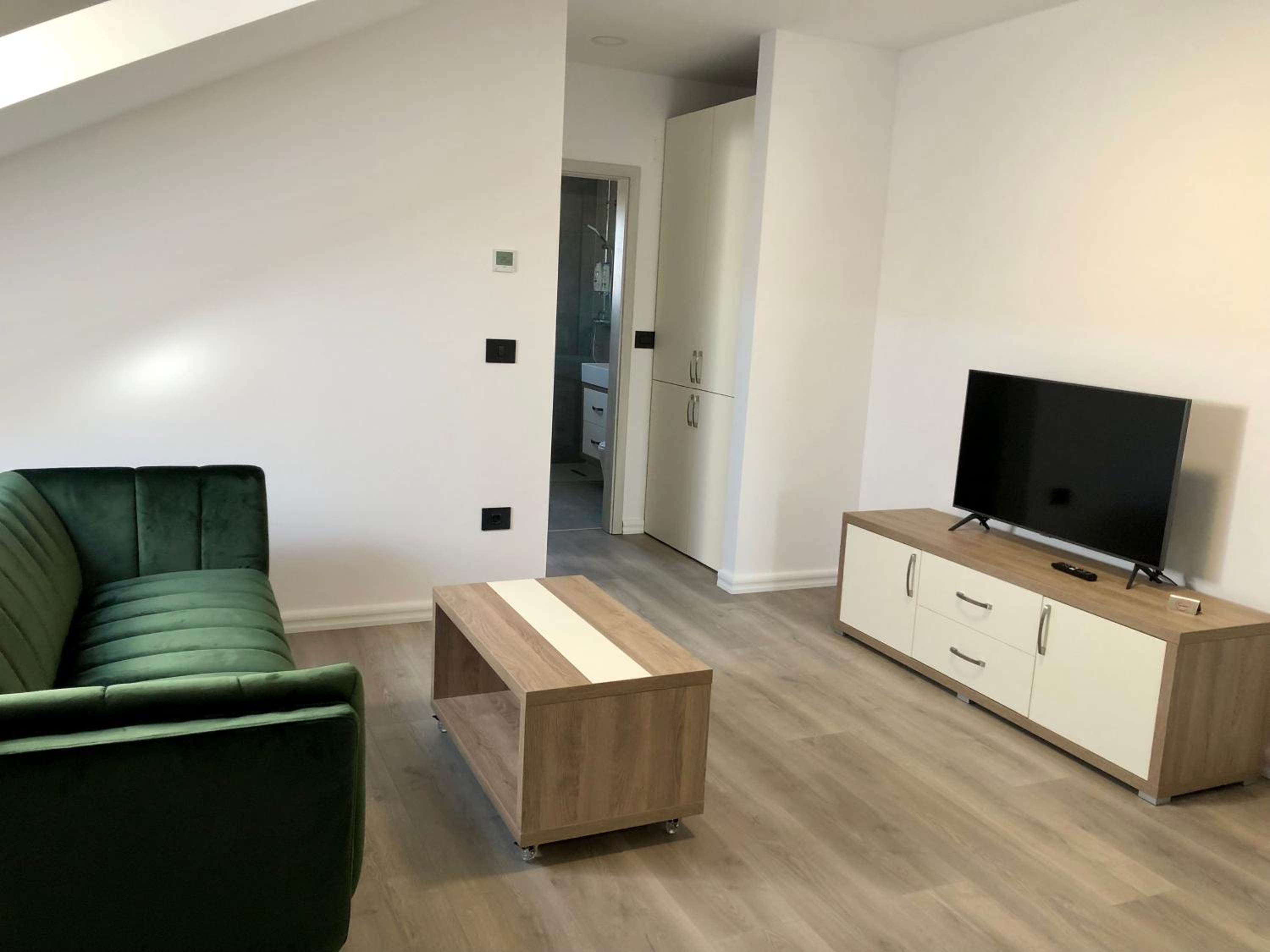 Apartment with Balcony - Photo 6
