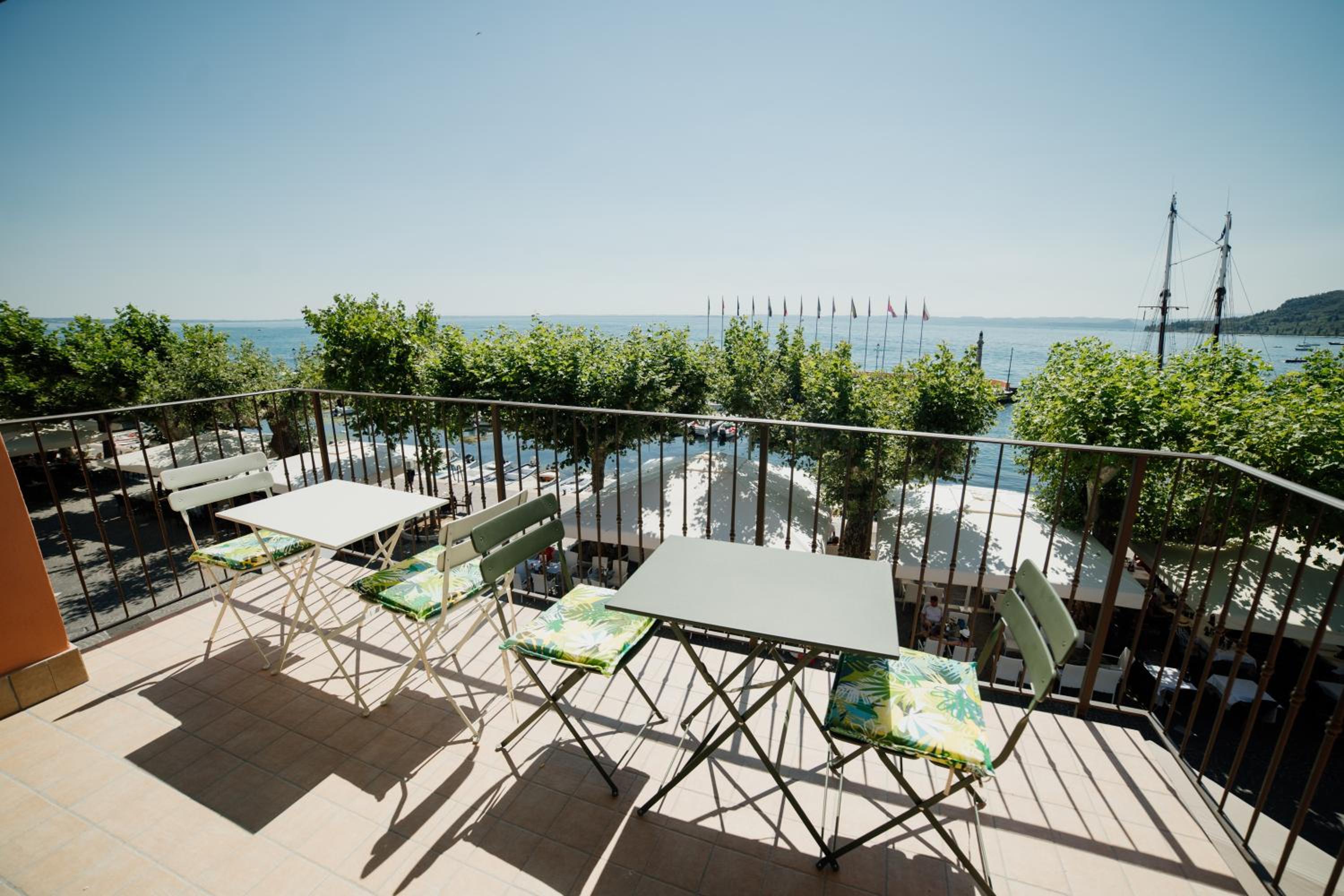 Apartment with Lake View