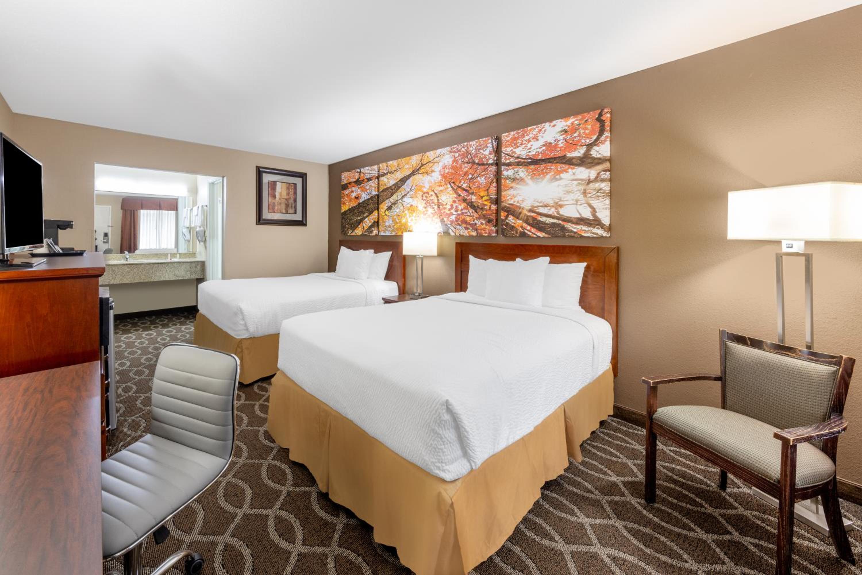 Queen Room with Two Queen Beds - Non-Smoking photo 2