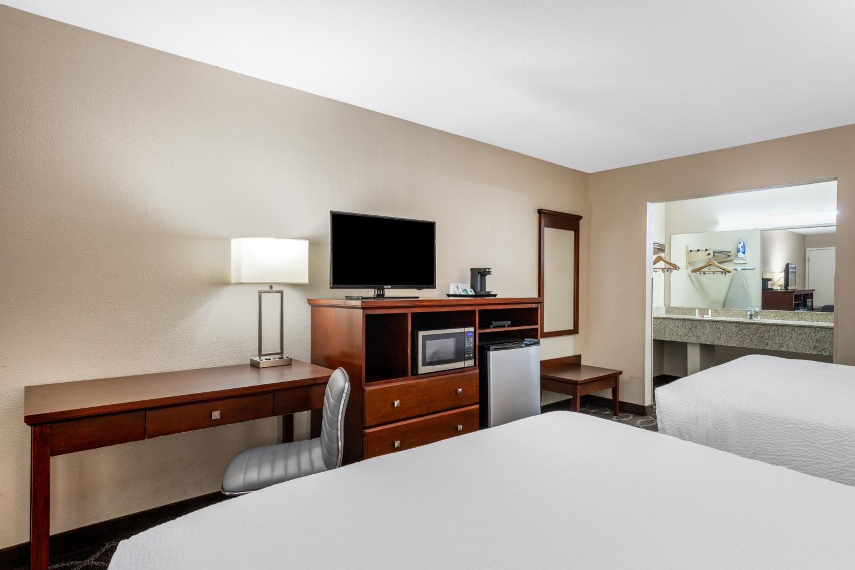 Queen Room with Two Queen Beds - Smoking photo 3