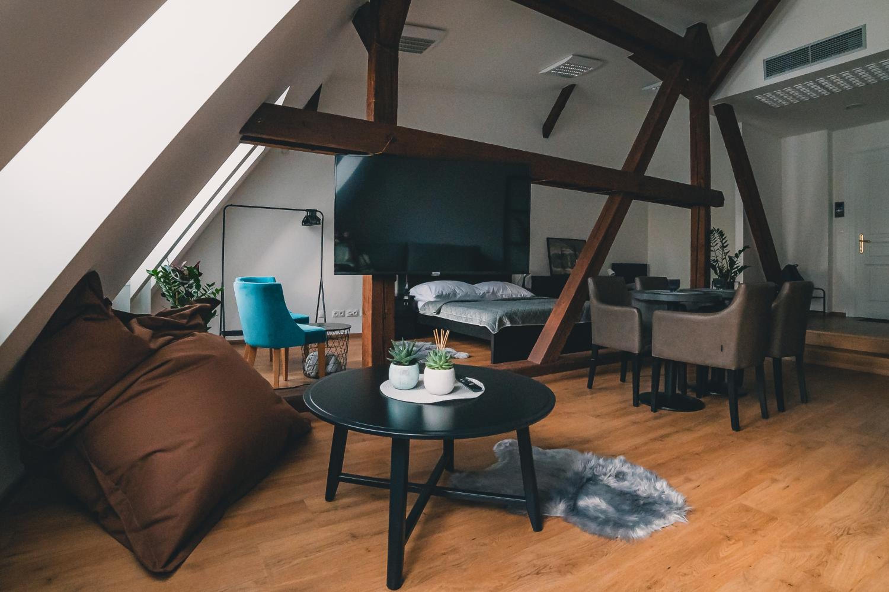 One-Bedroom Apartment - Photo 11