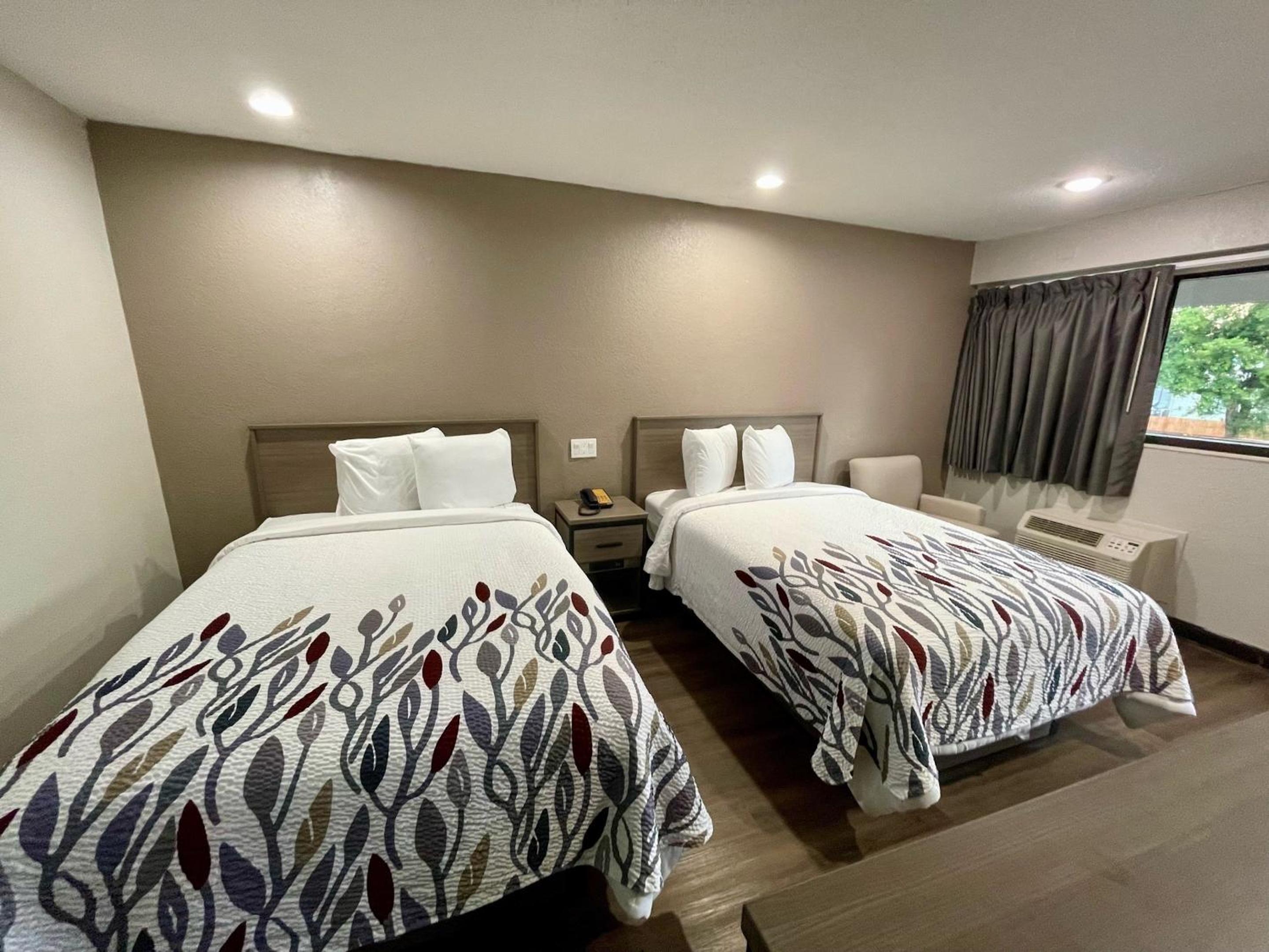 Deluxe Room with Two Double Beds Non-Smoking Renovated - Photo 3