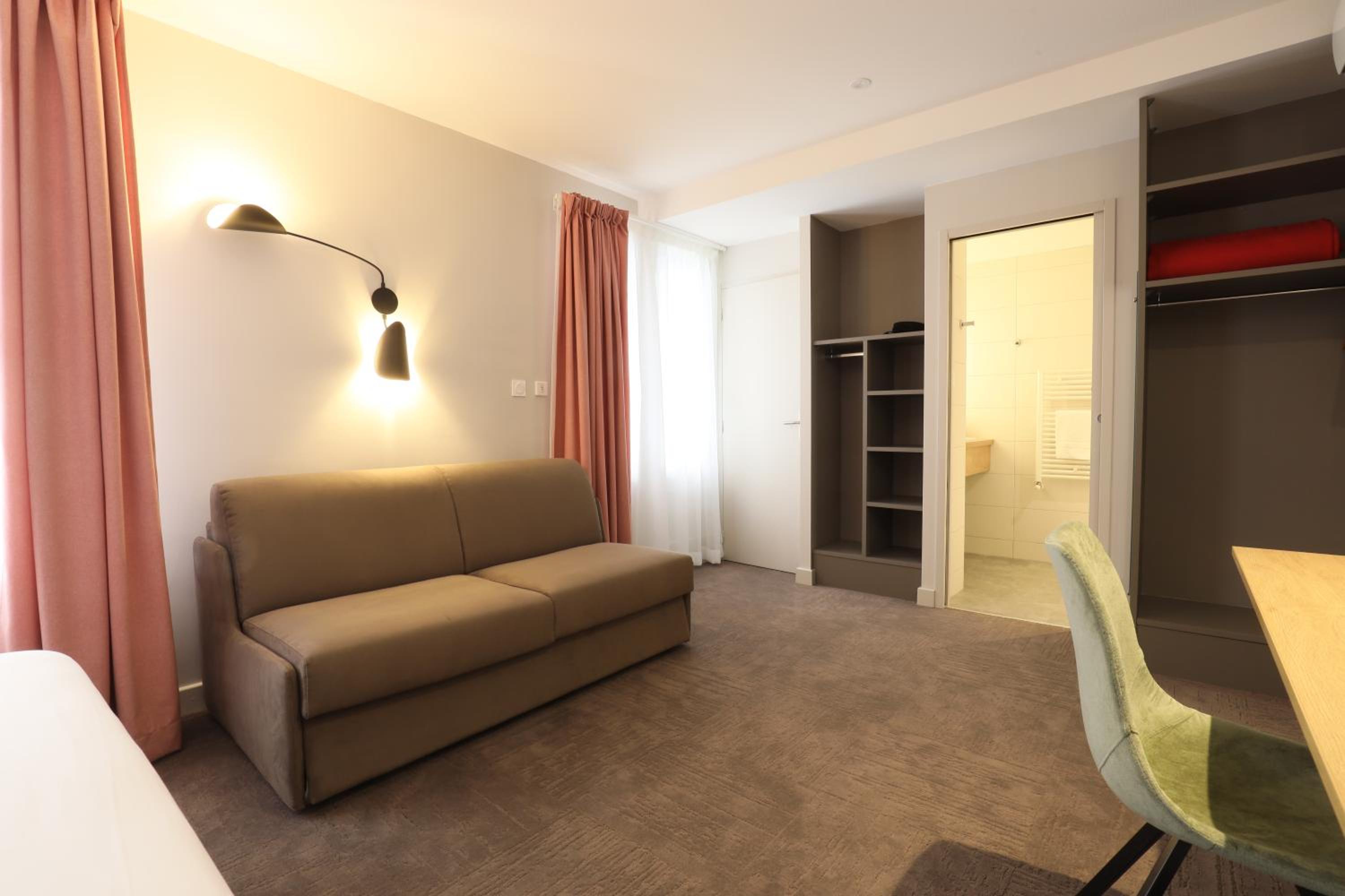 Superior Family Room - Photo 1
