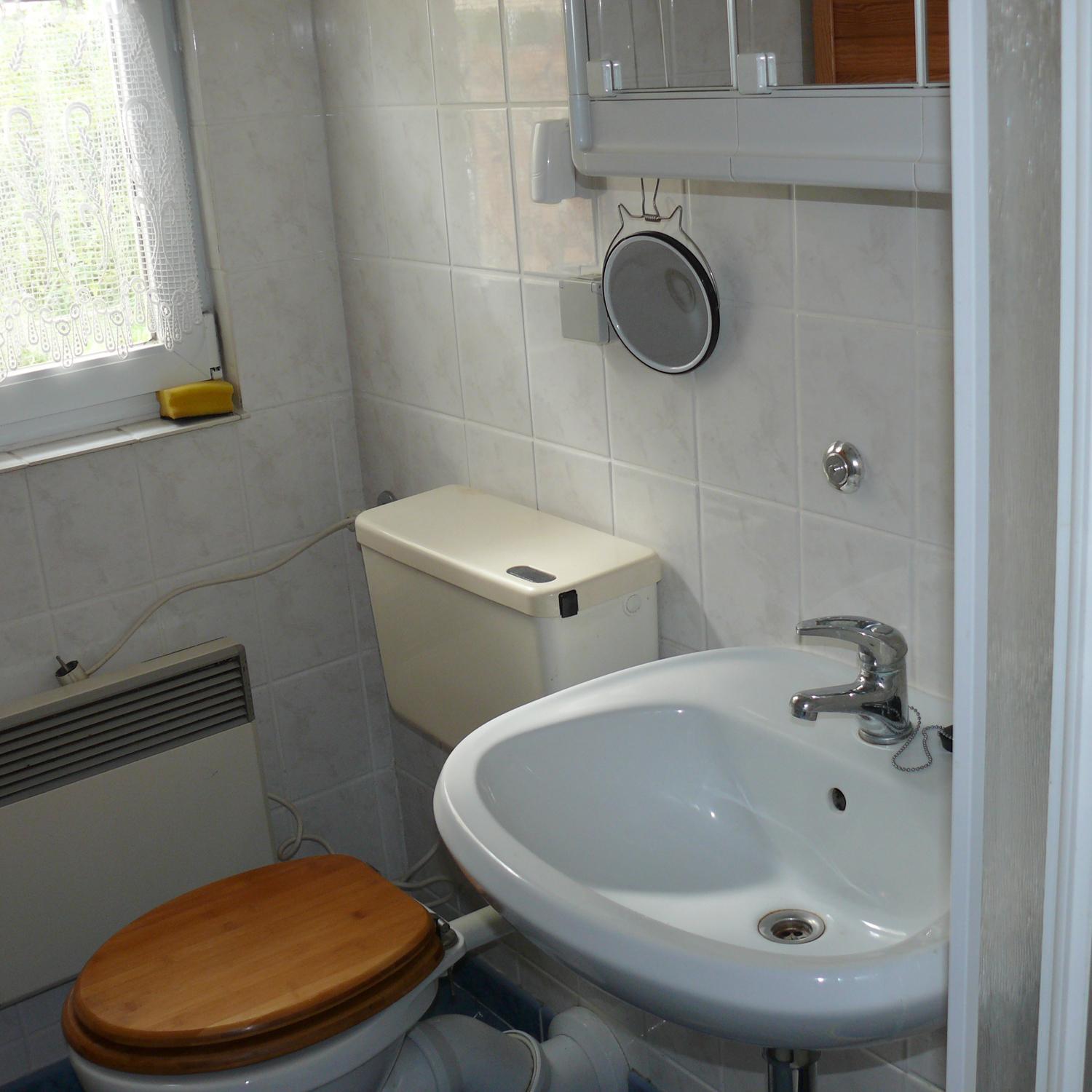 Apartment with Shower photo 2