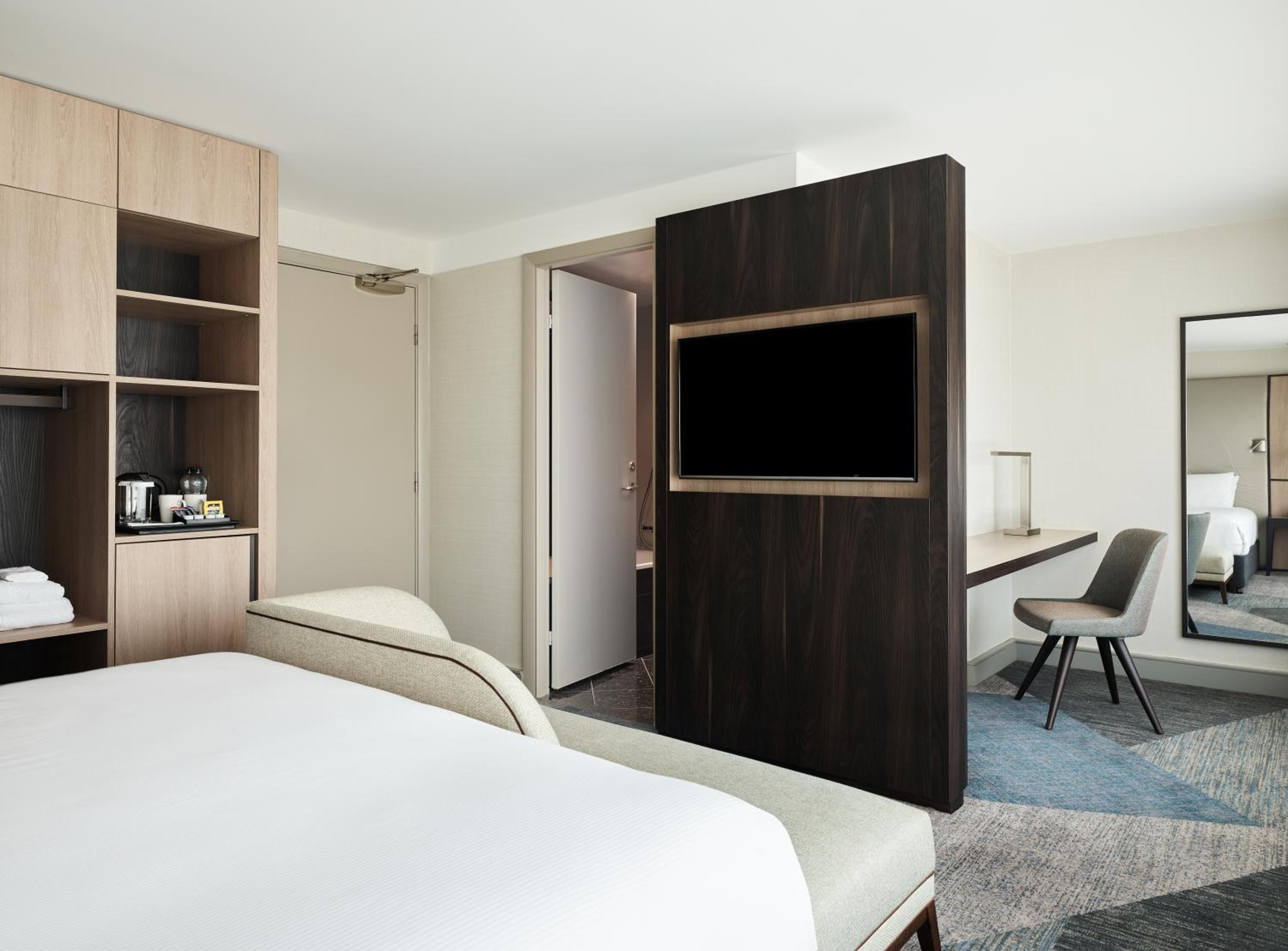 Deluxe King Room with View - Photo 4
