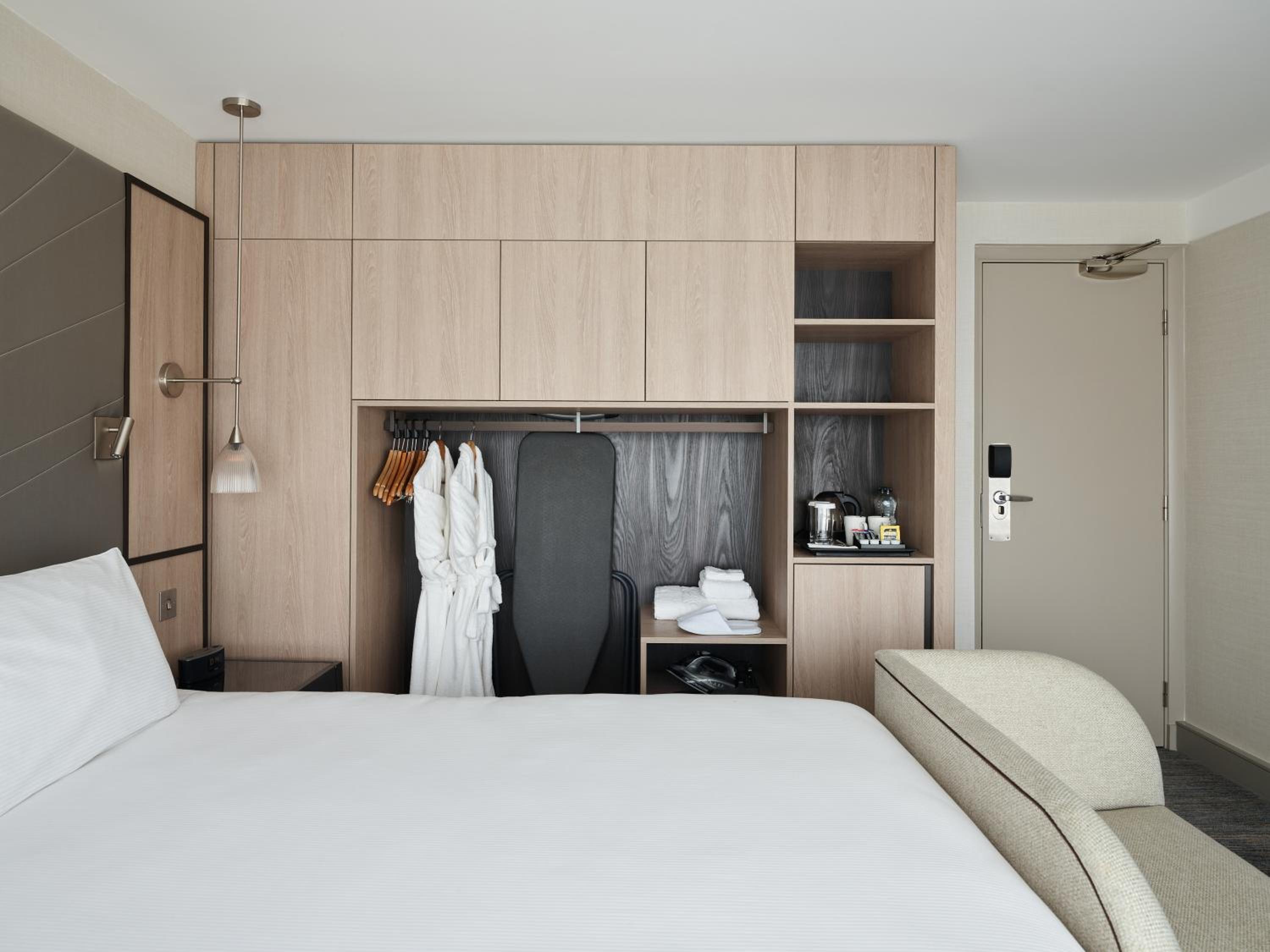 Deluxe King Room with View - Photo 5