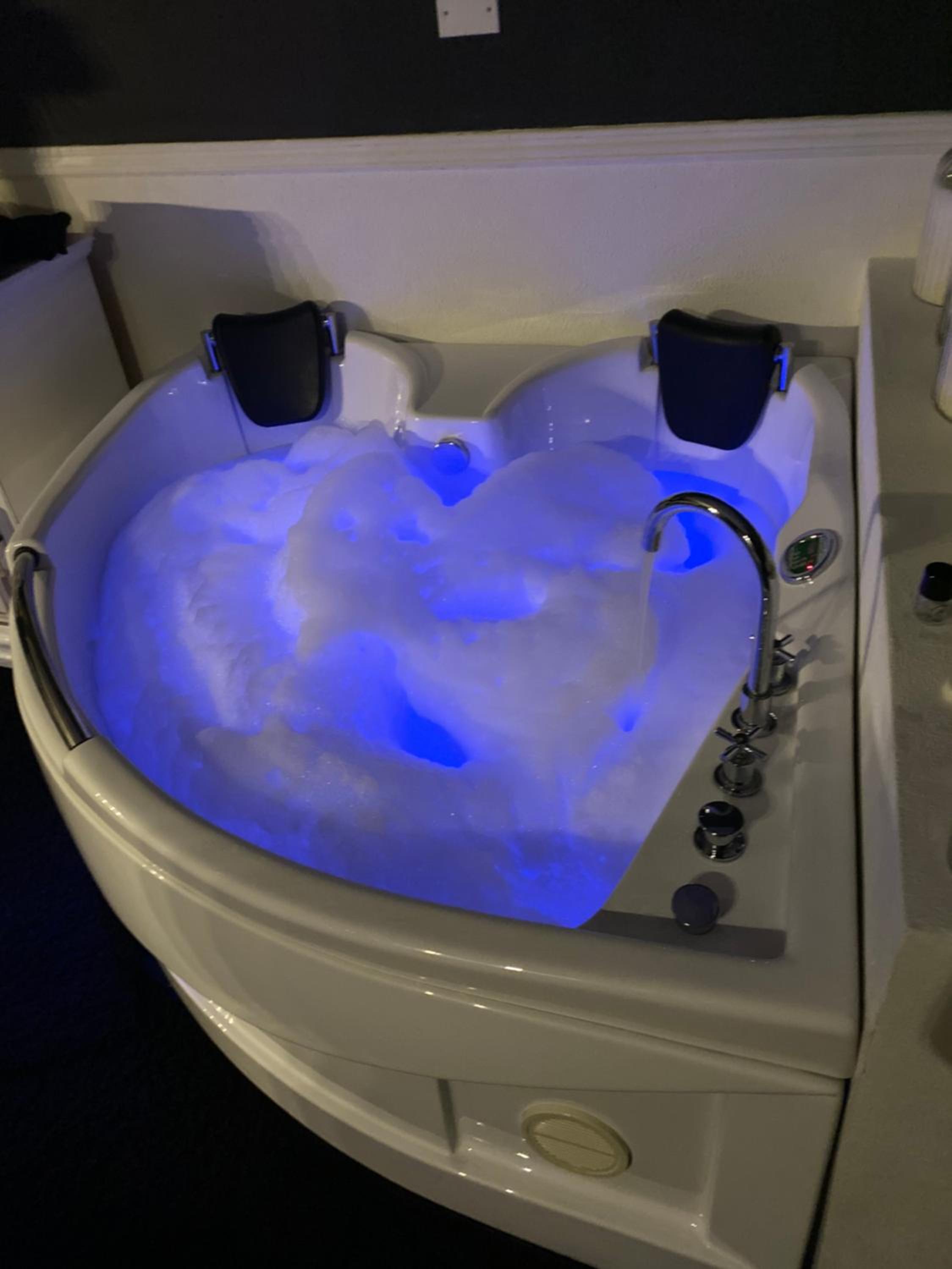 Queen Suite With Spa Bath photo 3